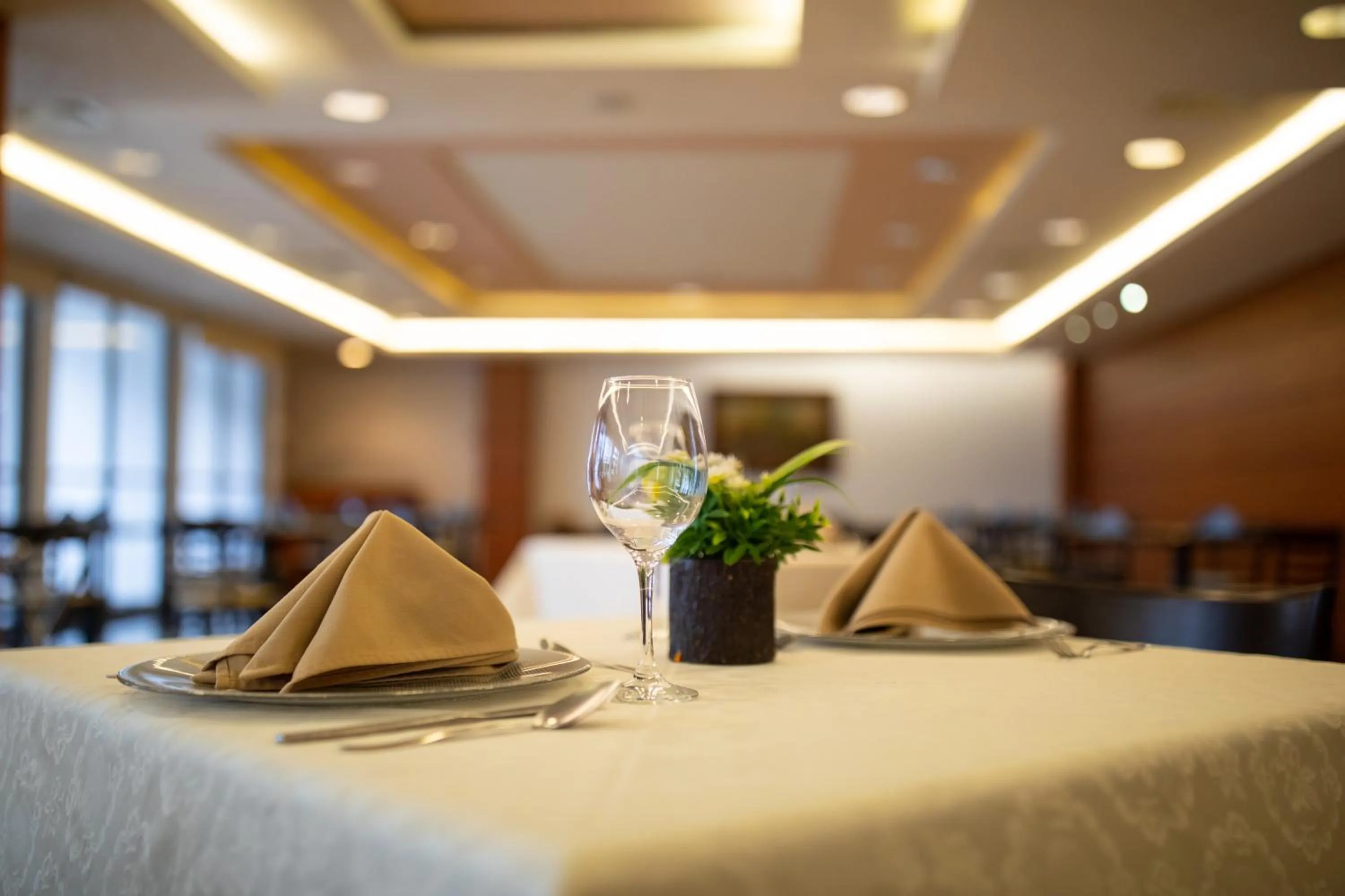 Restaurant/places to eat in Hotel Horizon & Convention Center