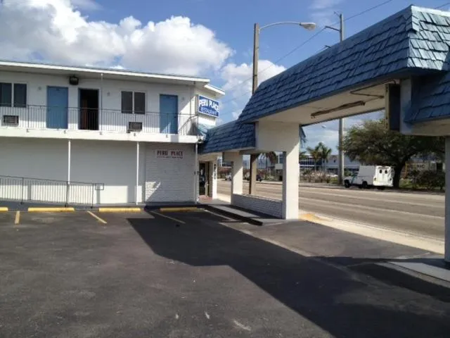 Facade/entrance in Miami Springs Inn