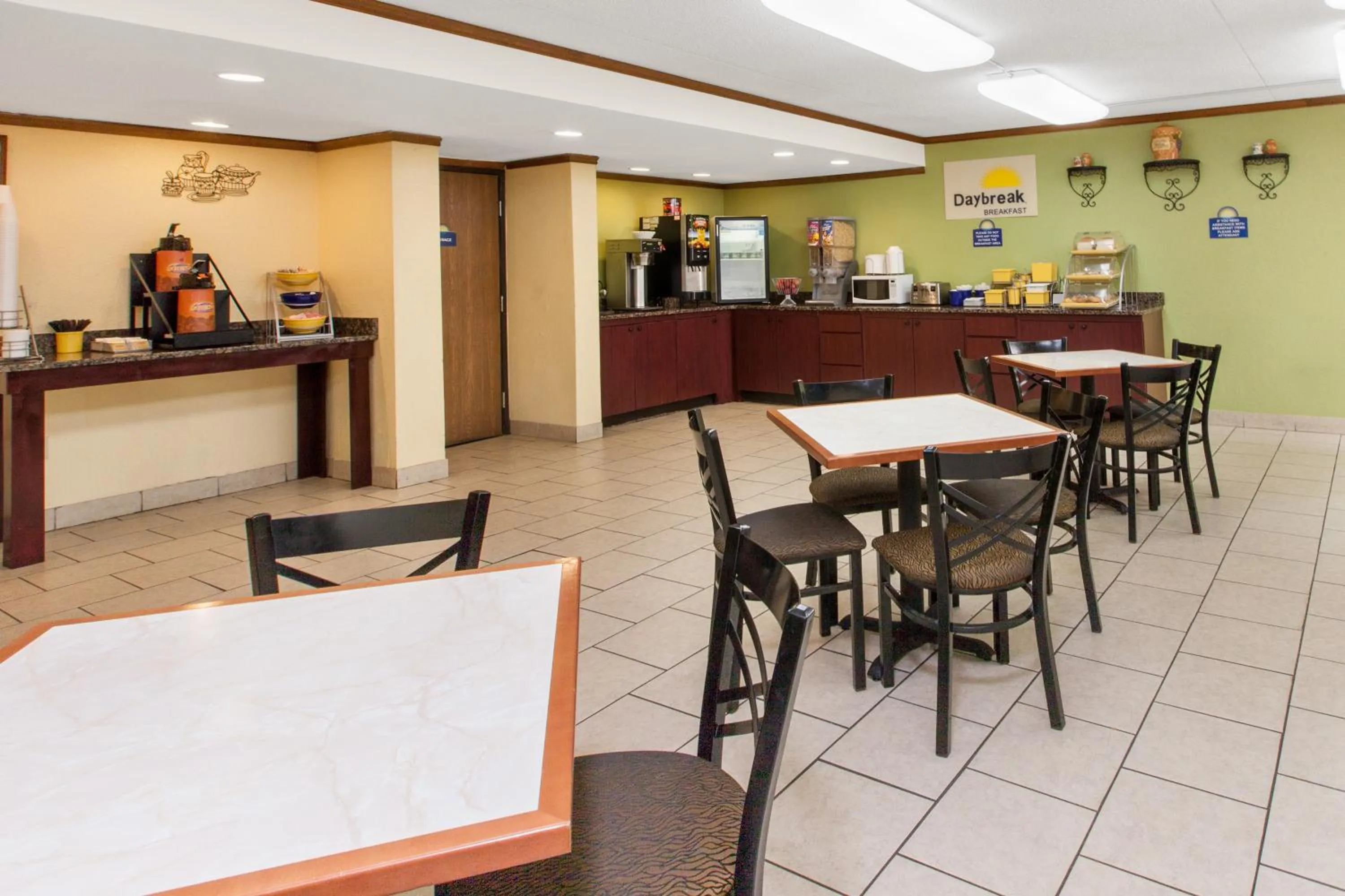 Restaurant/places to eat in Days Inn & Suites by Wyndham Madison Heights MI