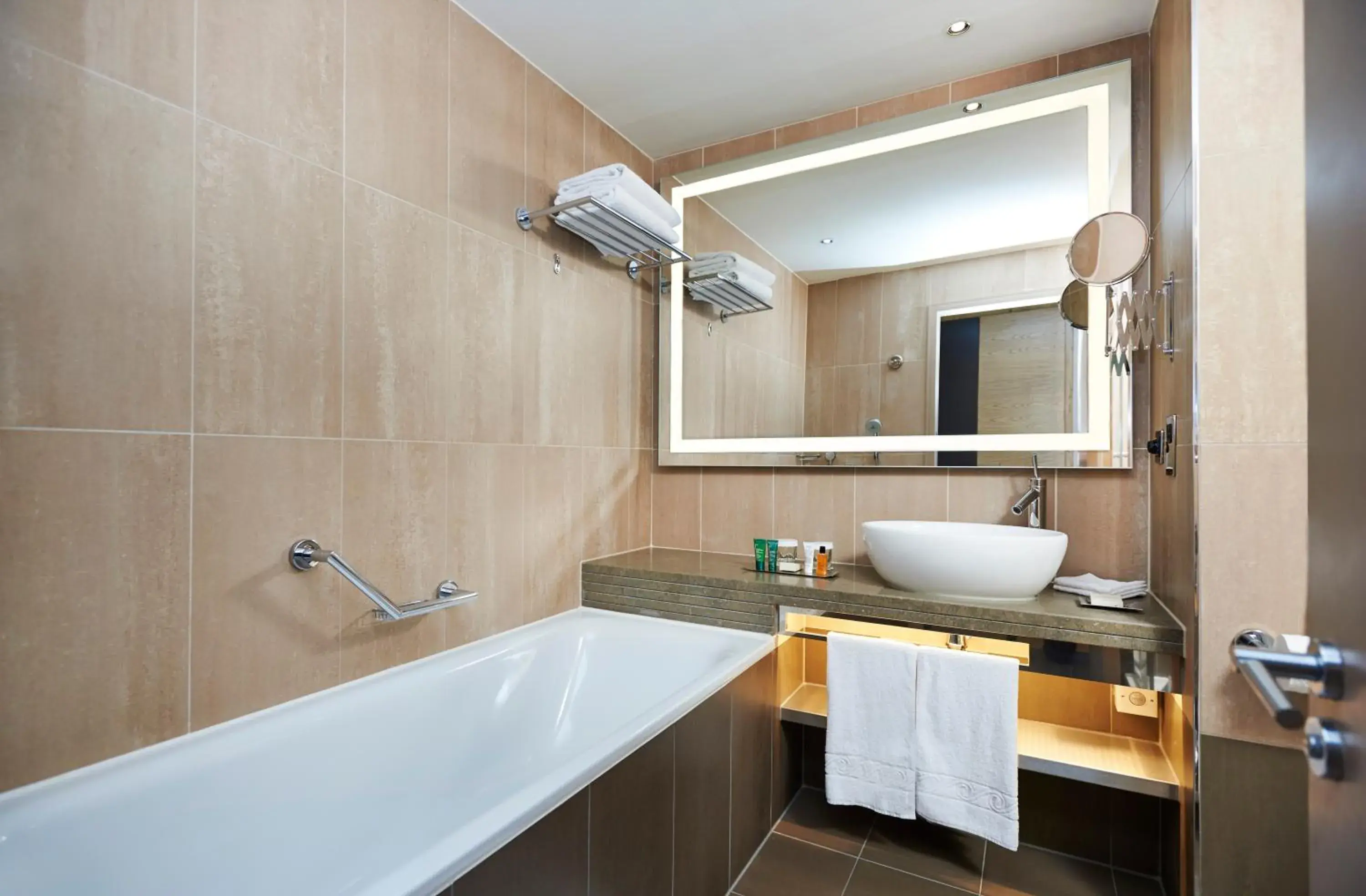 Bathroom in Hilton London Tower Bridge Bathroom in Hilton London Tower Bridge