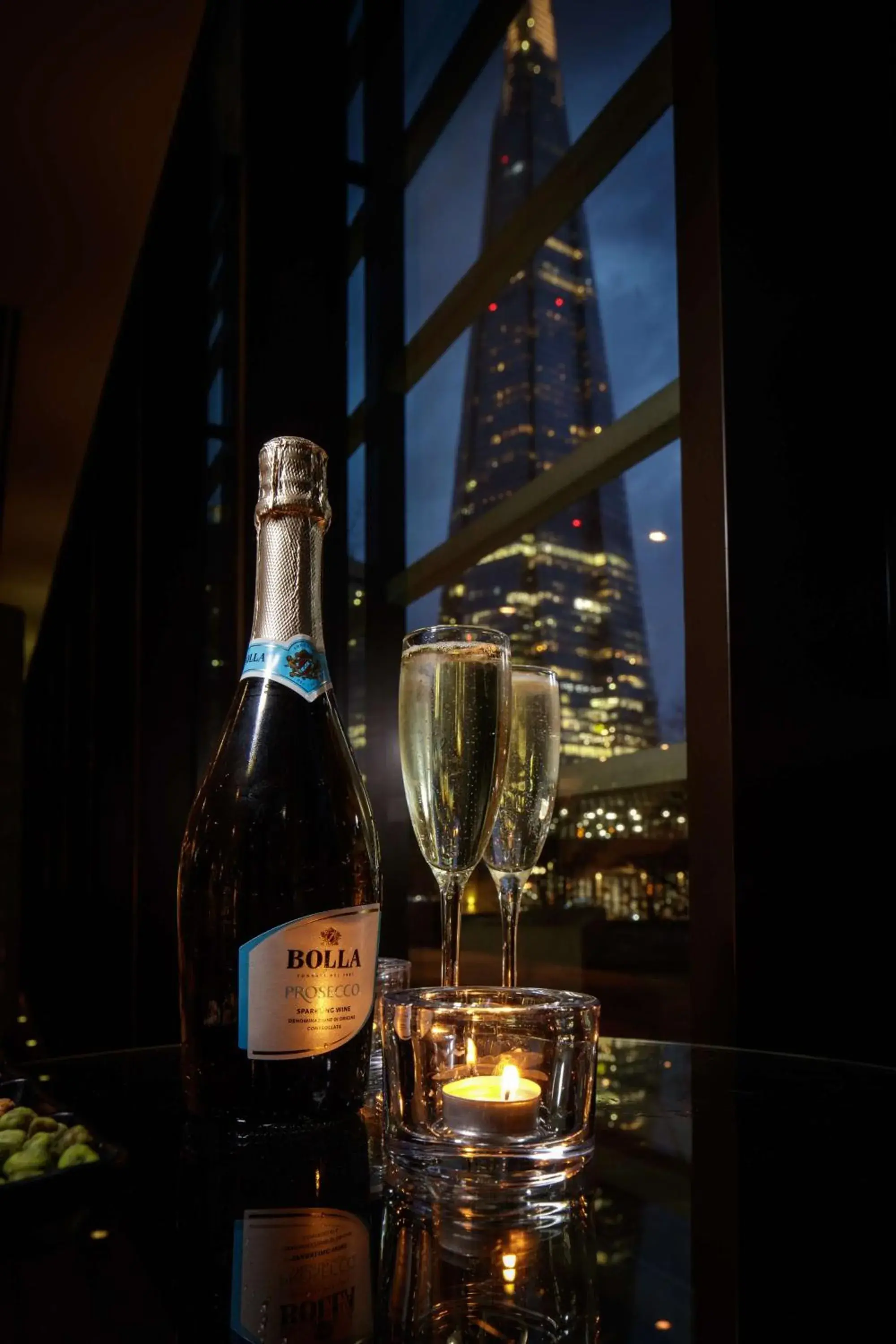 Lounge or bar in Hilton London Tower Bridge Lounge or bar in Hilton London Tower Bridge
