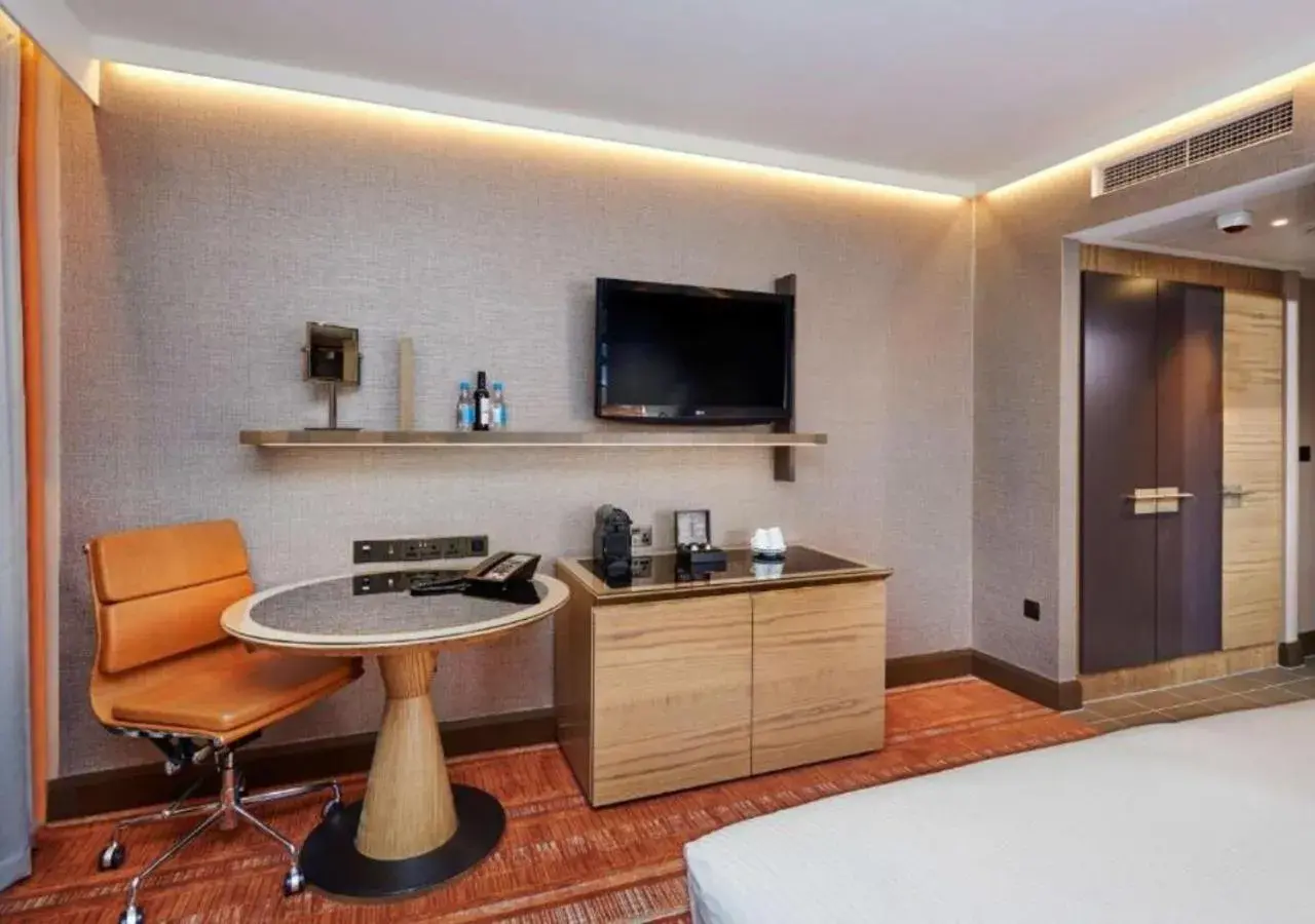 Breakfast, Bed in Hilton London Tower Bridge Breakfast, Bed in Hilton London Tower Bridge