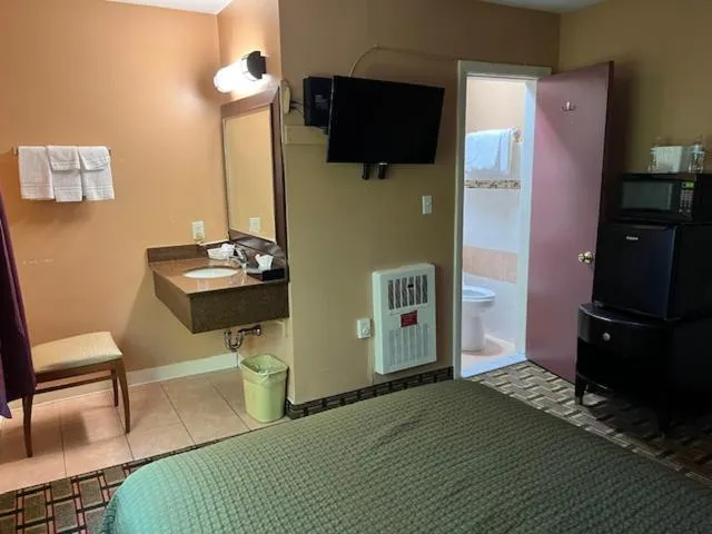 Bed in Arbor Inn Motor Lodge - Weymouth