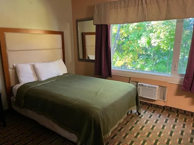 Bed in Arbor Inn Motor Lodge - Weymouth