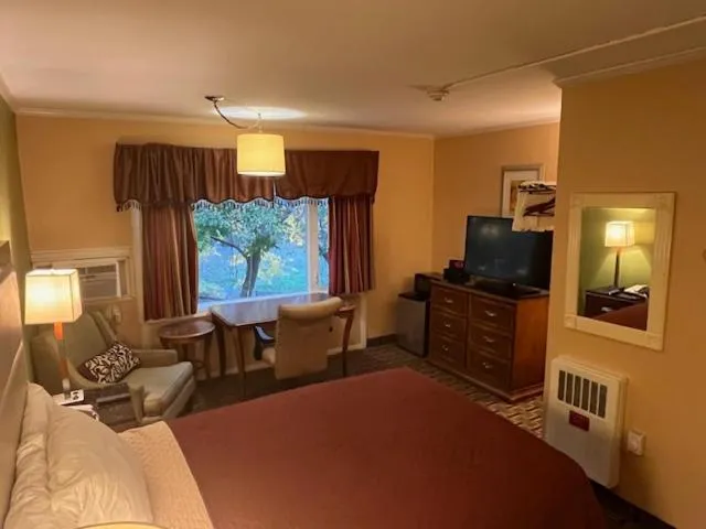 Bed in Arbor Inn Motor Lodge - Weymouth