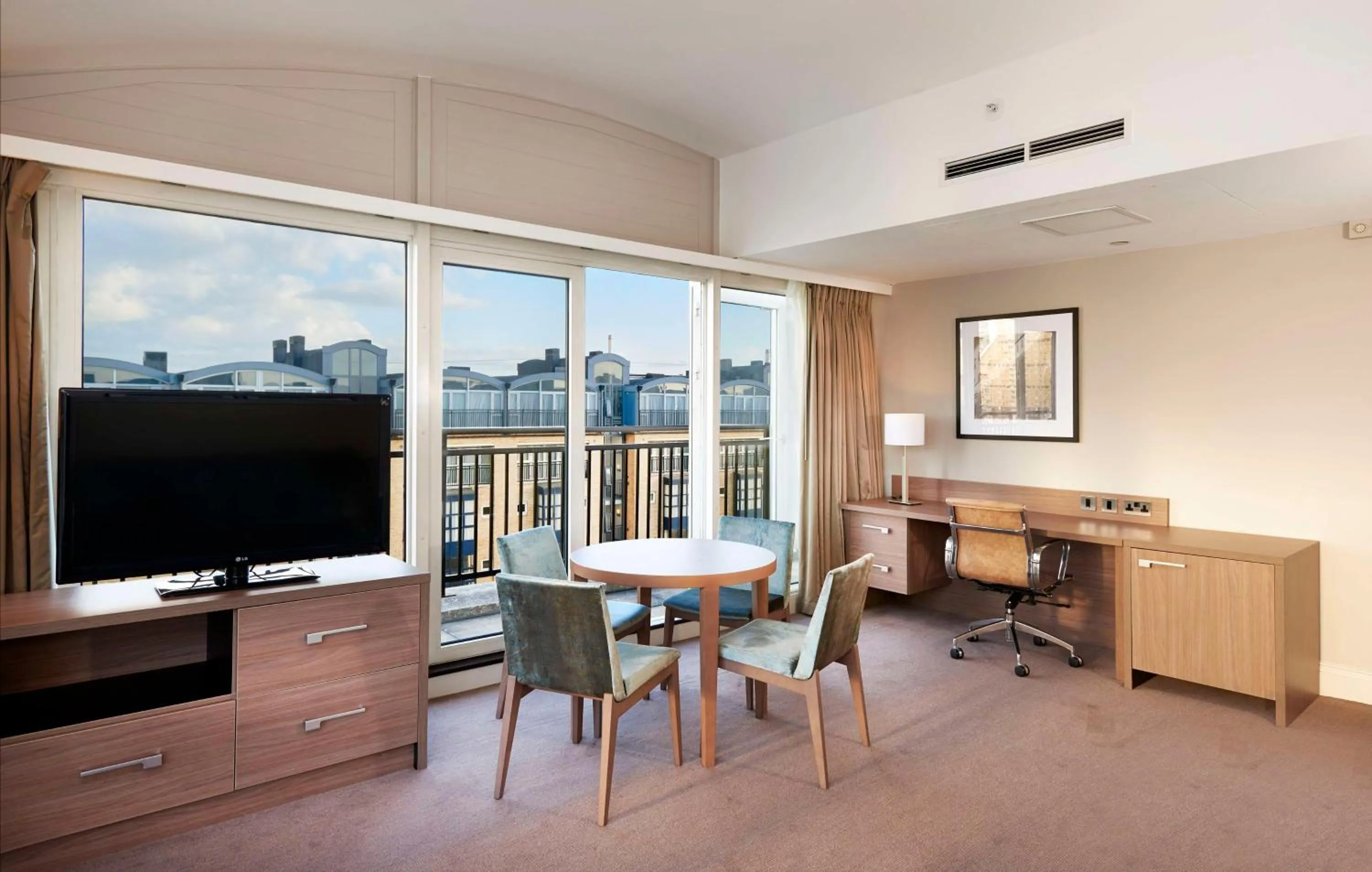 Living room in DoubleTree by Hilton London – Docklands Riverside