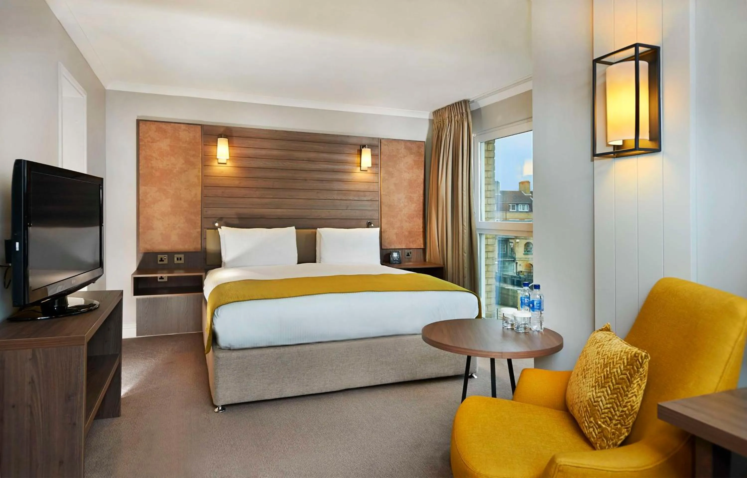 Bed in DoubleTree by Hilton London – Docklands Riverside
