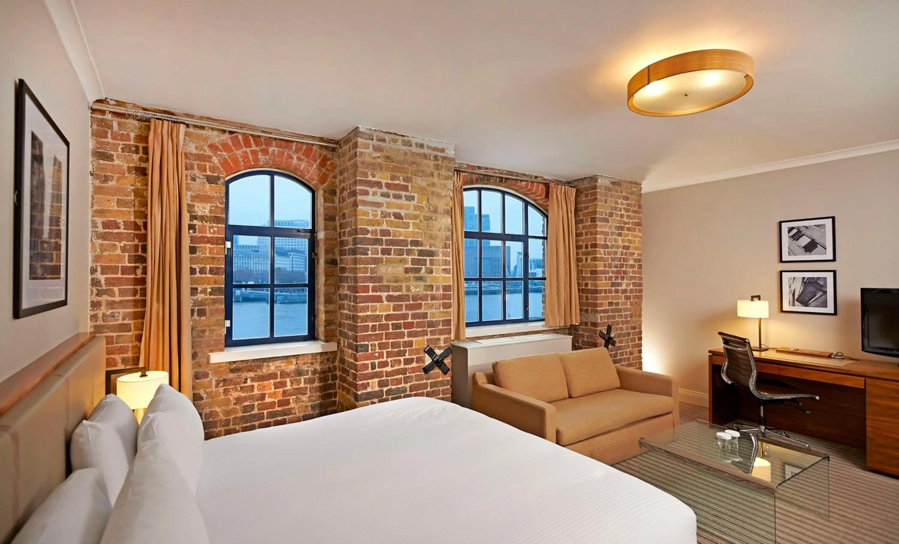 Bed in DoubleTree by Hilton London – Docklands Riverside