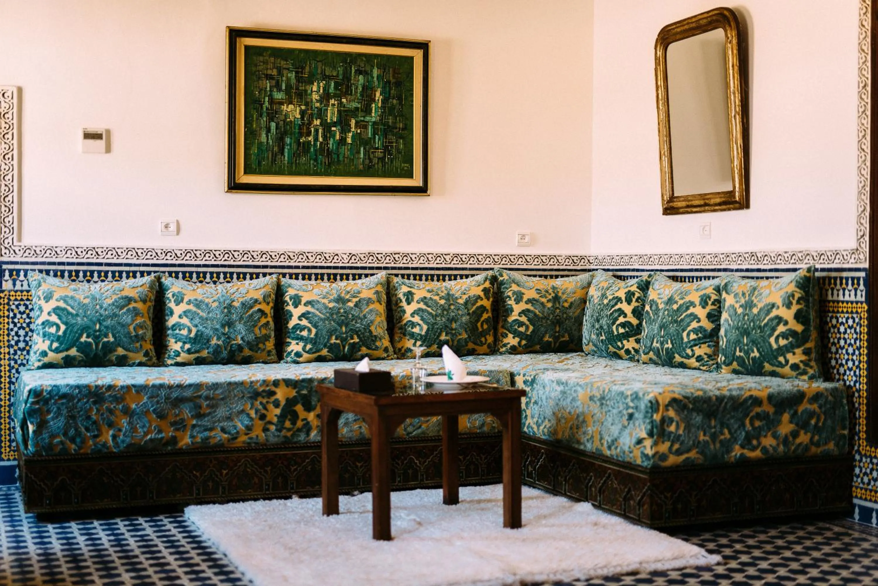 Dining area in La Maison Bleue Batha