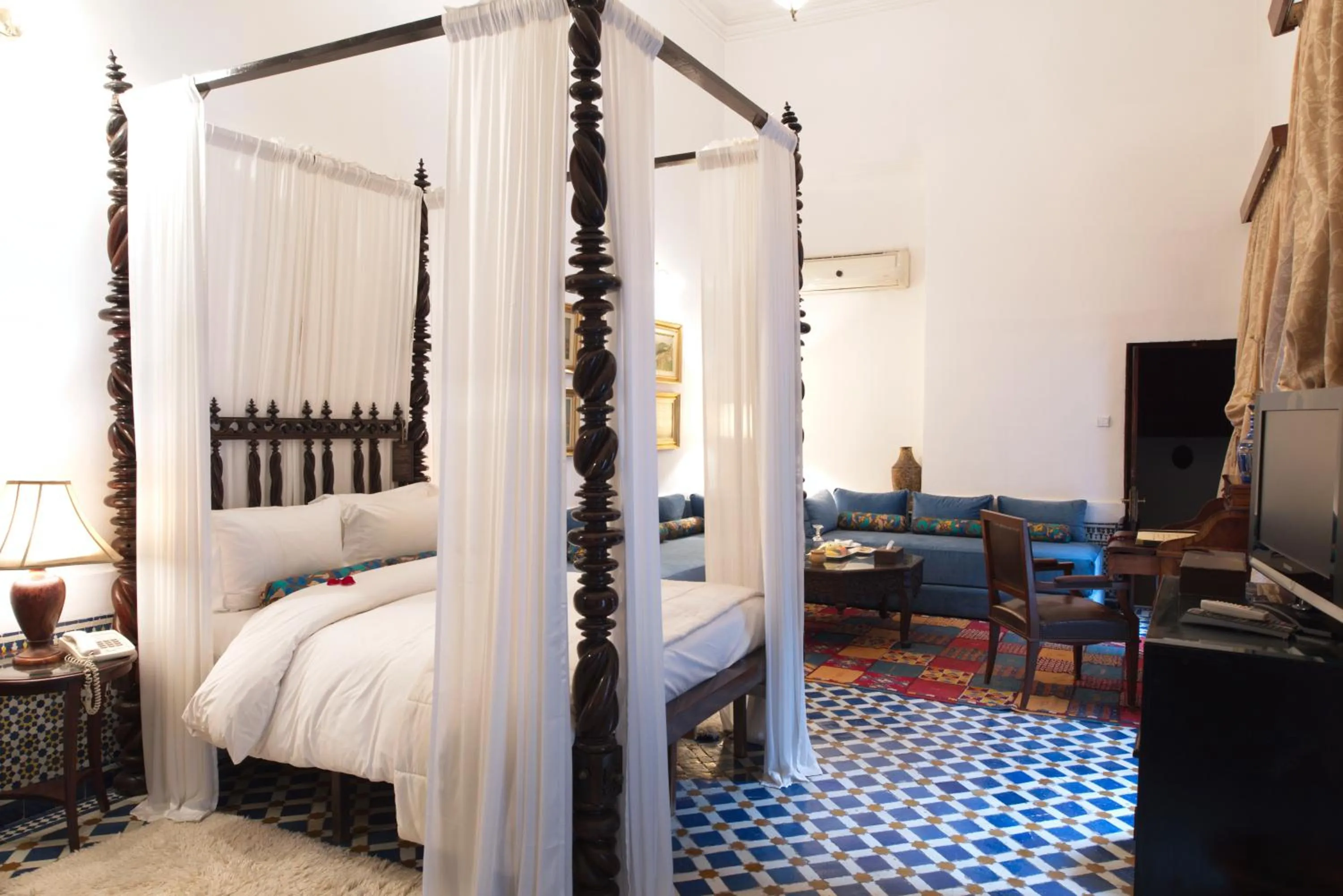 Photo of the whole room, Bed in La Maison Bleue Batha