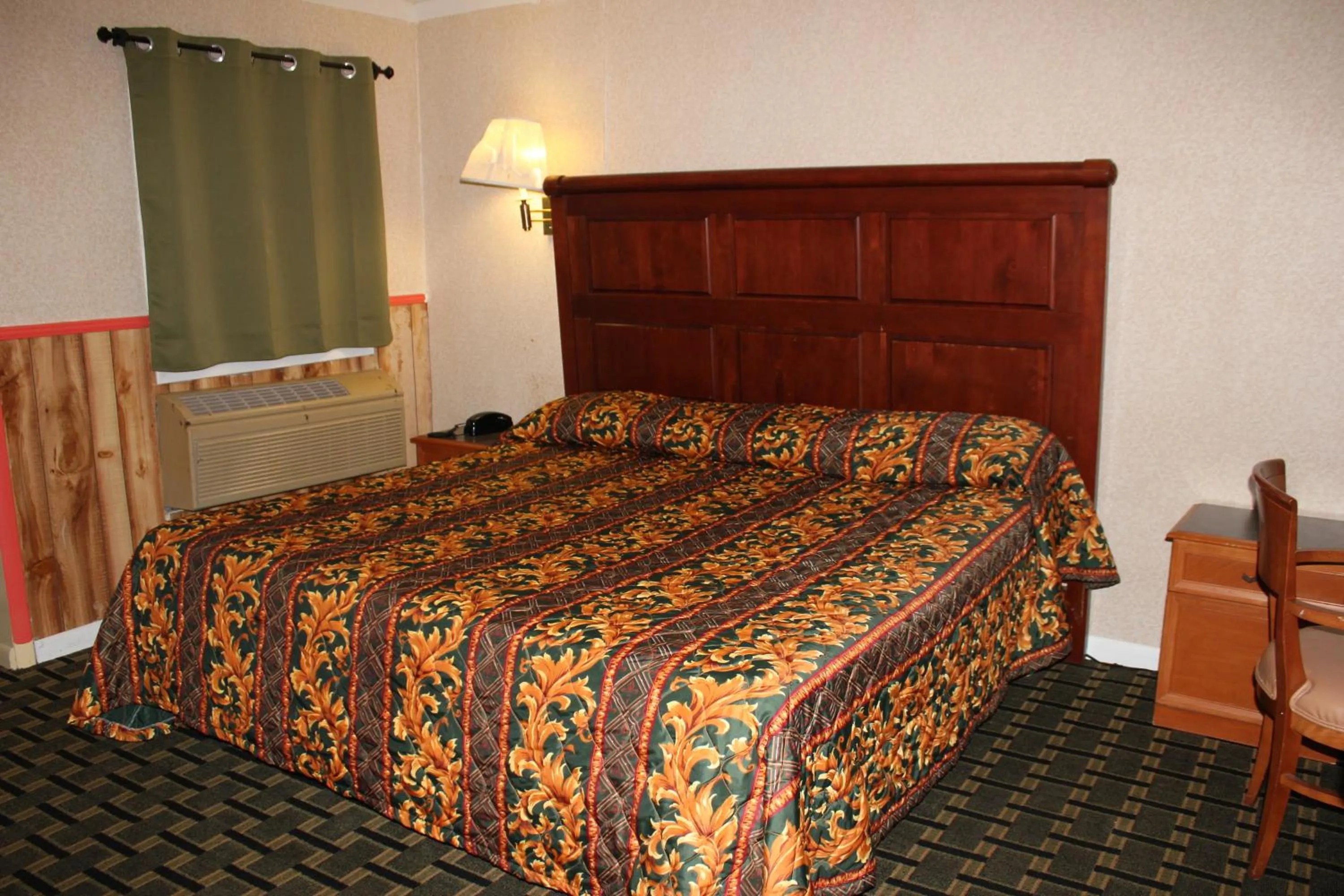 Bed in Driftwood Inn