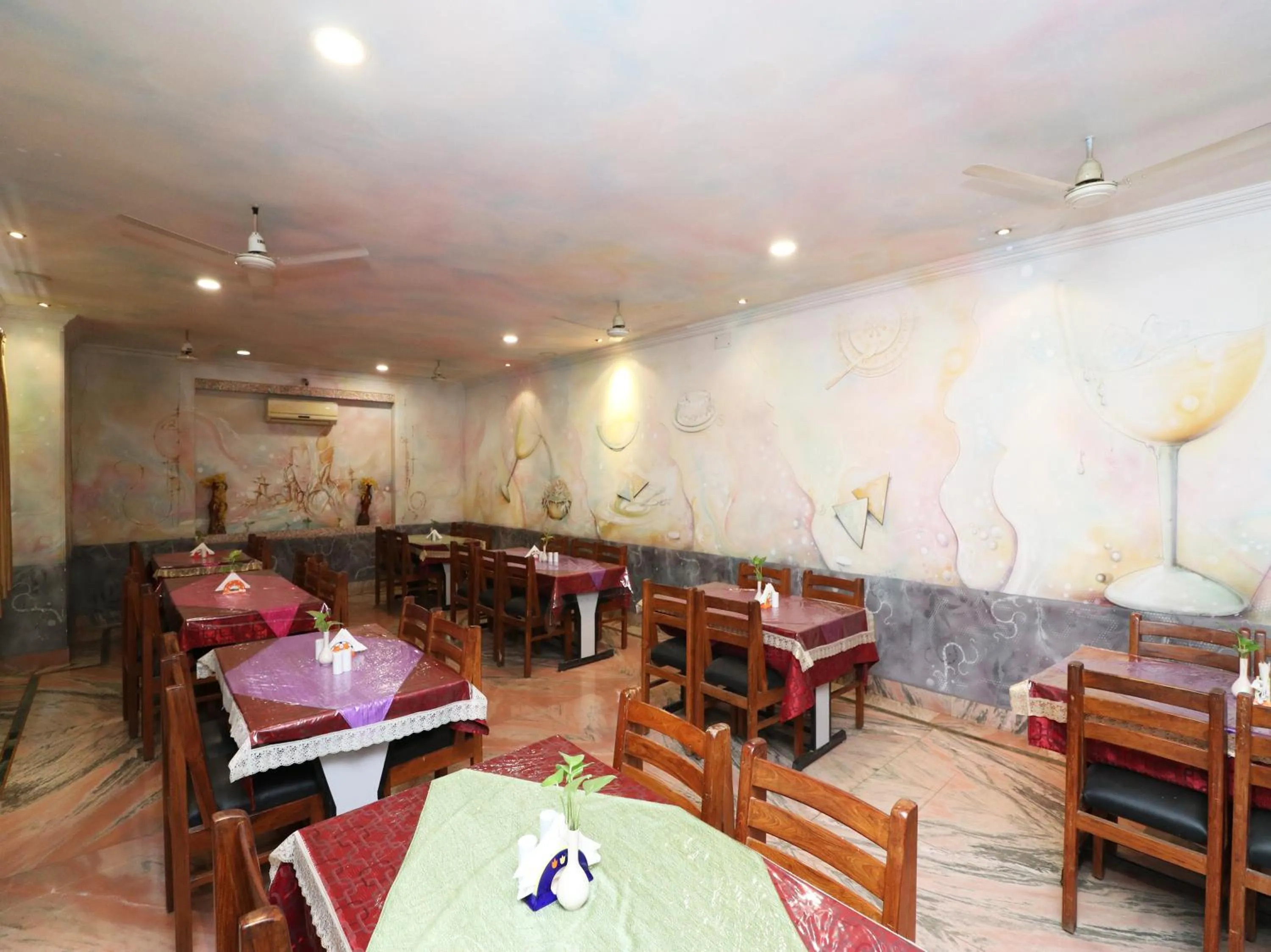 Restaurant/places to eat in Hotel Buddha