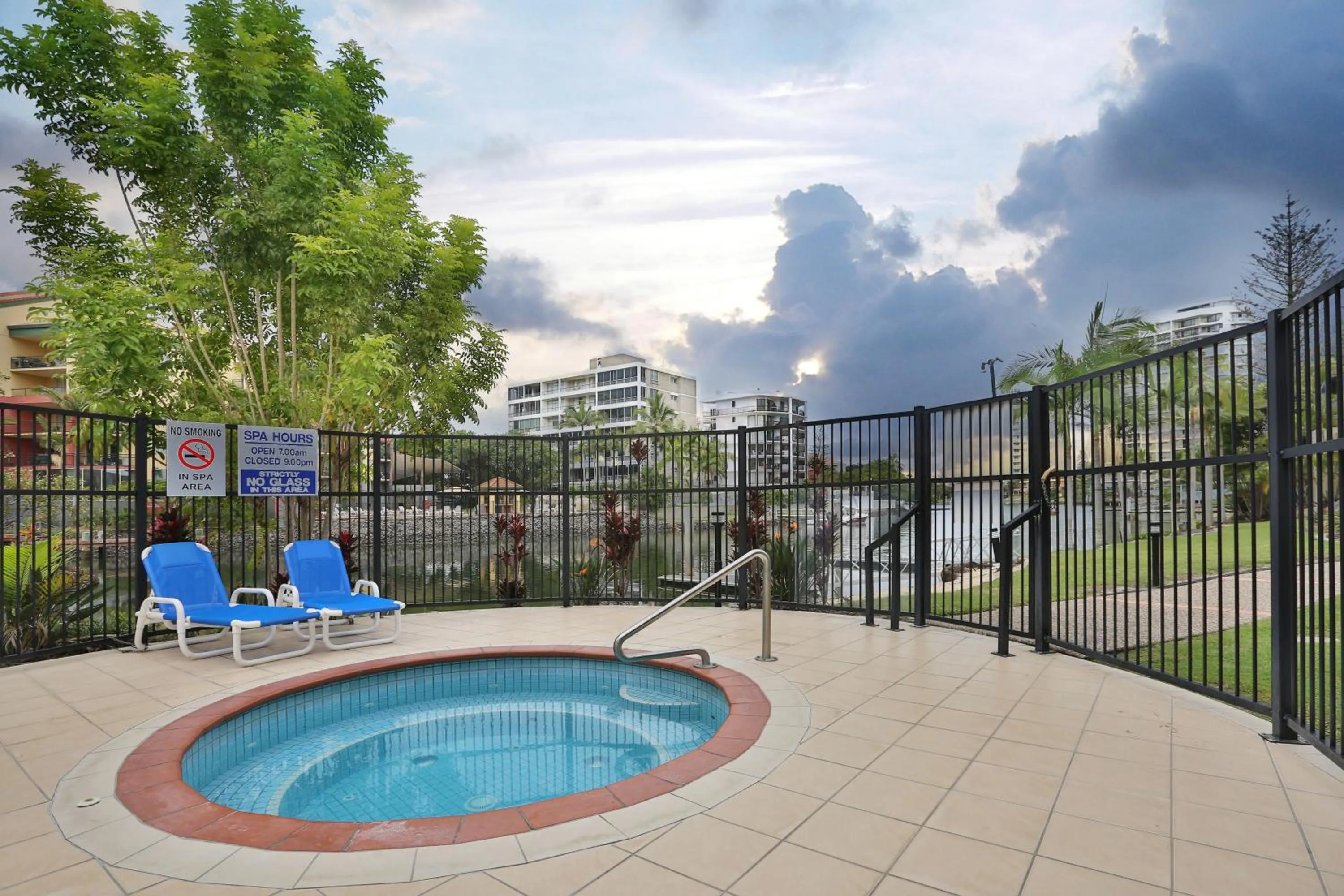 Hot Tub in K Resort Surfers Paradise Apartments