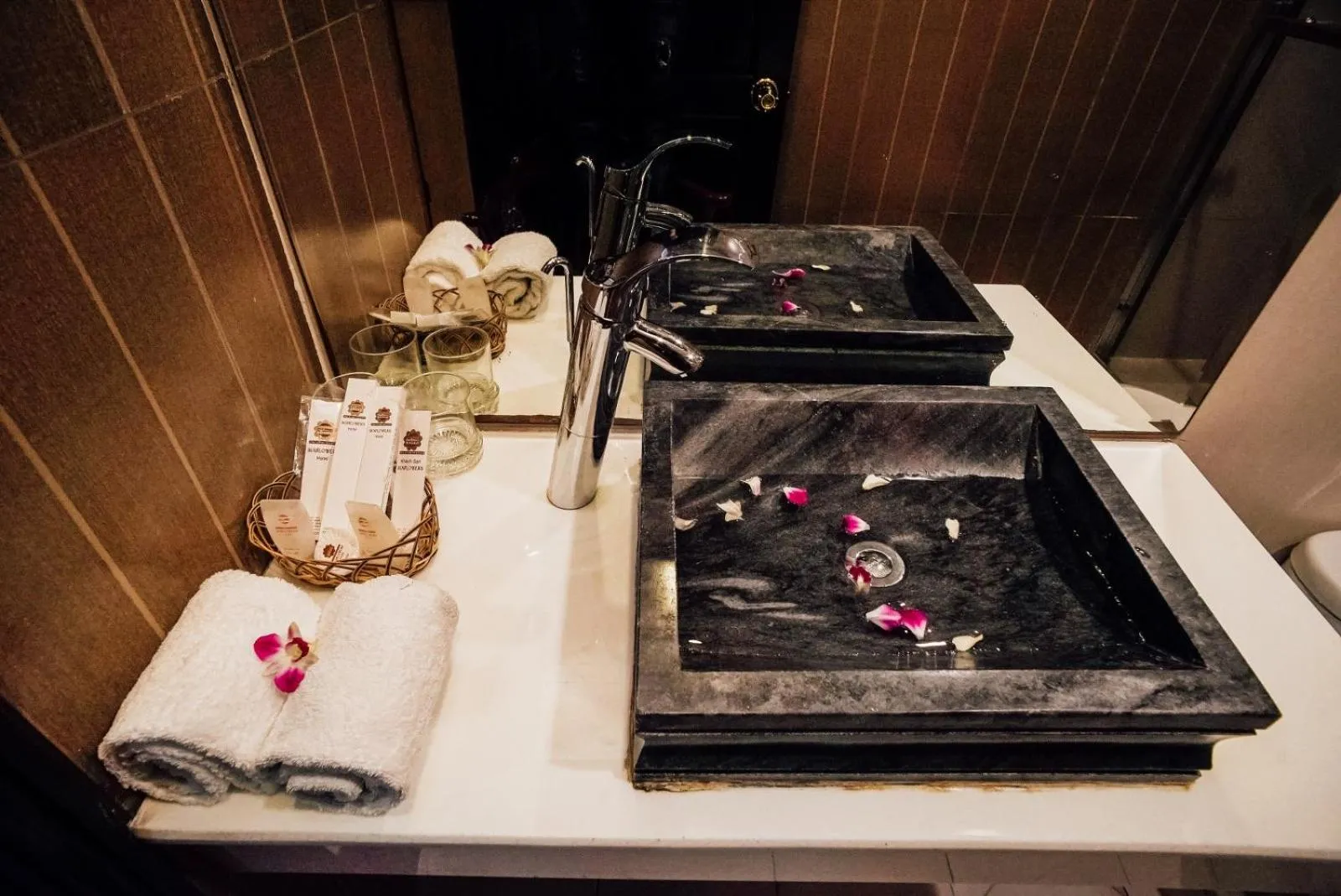 Shower in Sunflowers Hotel Airport