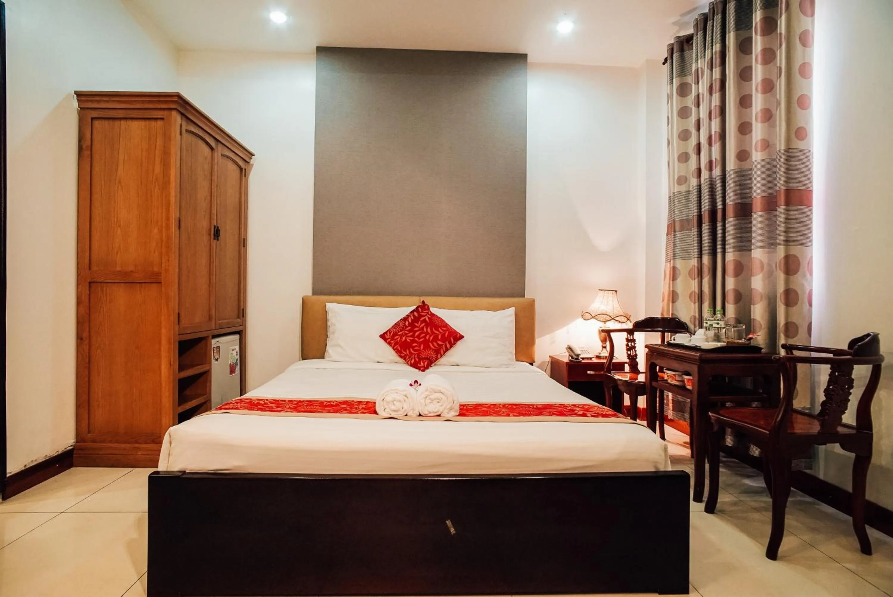 Bed in Sunflowers Hotel Airport