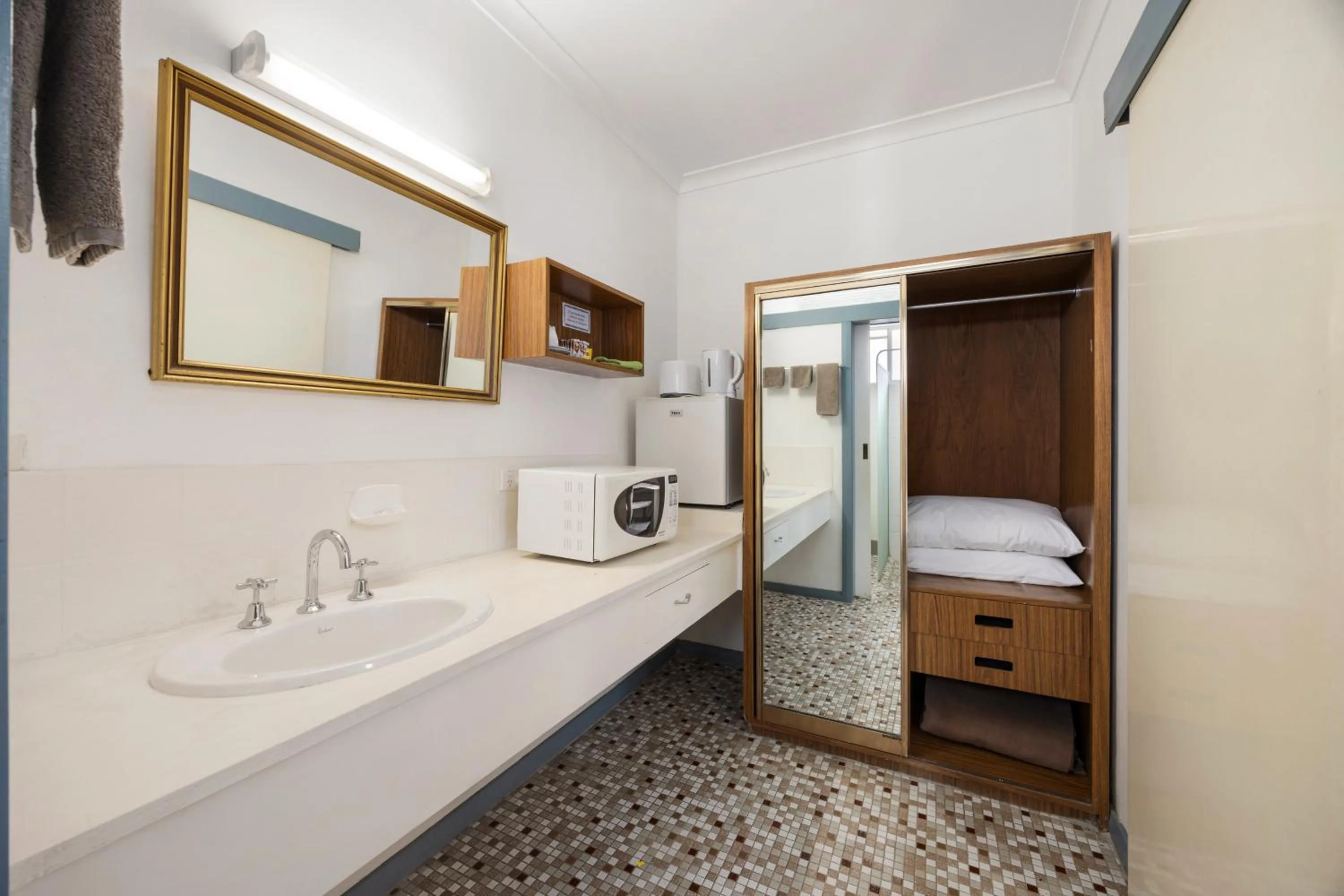 Bed in Castle Motel Bairnsdale