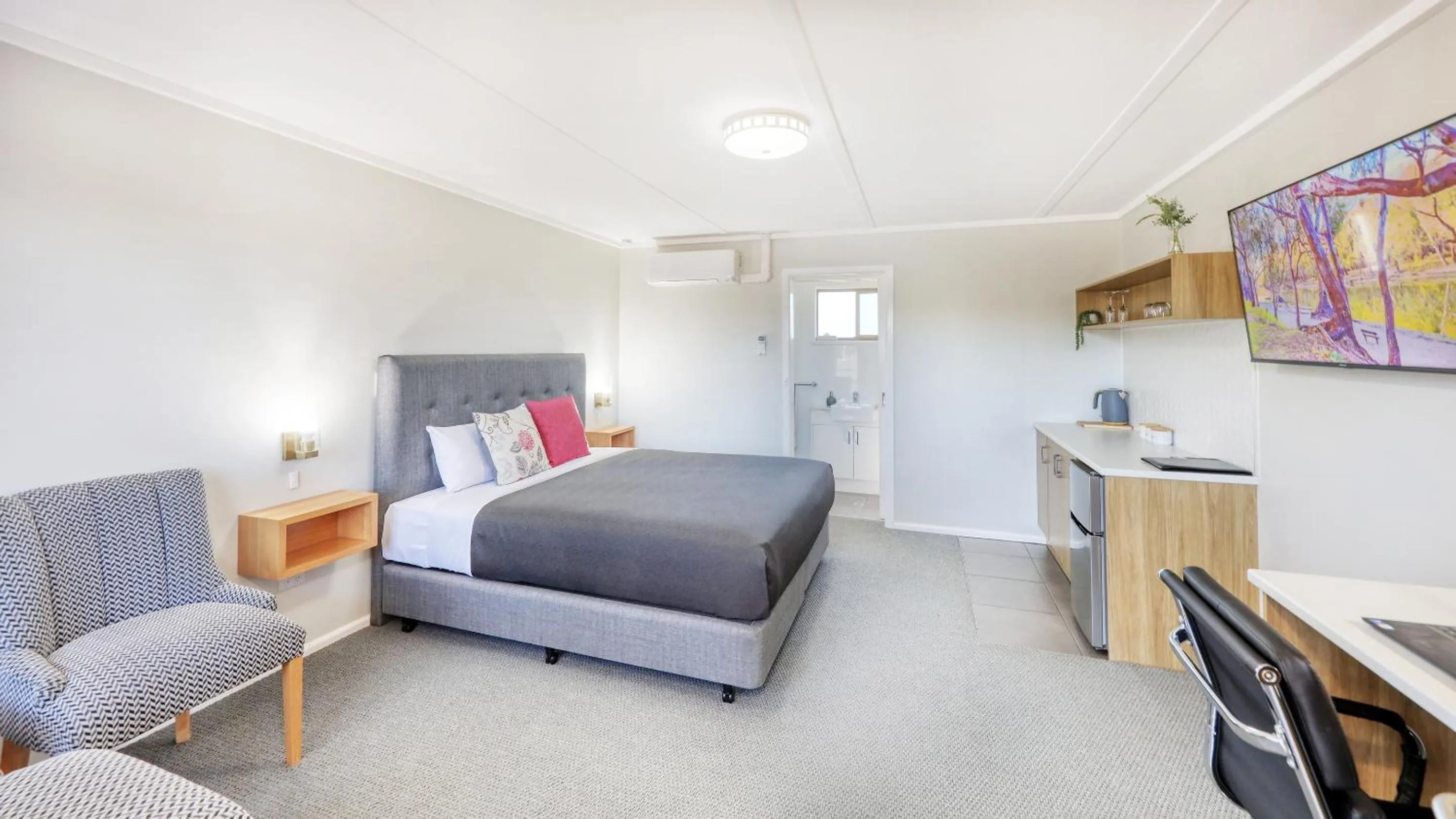 Photo of the whole room, Bed in Deniliquin Motel