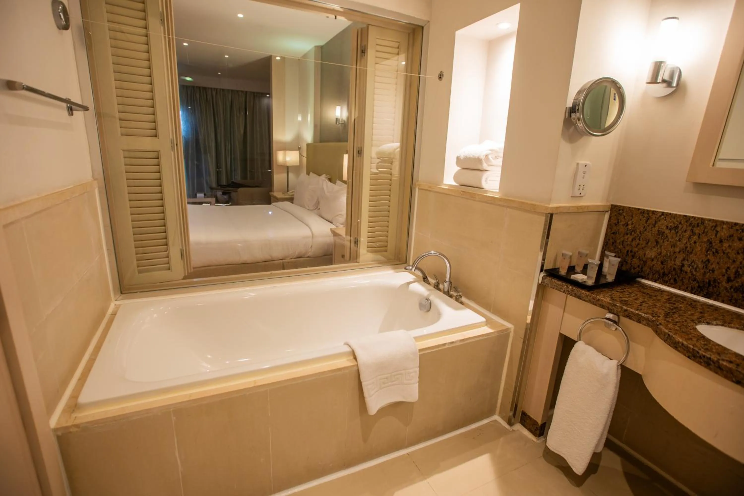 Bathroom, Bed in Old Palace Resort Sahl Hasheesh