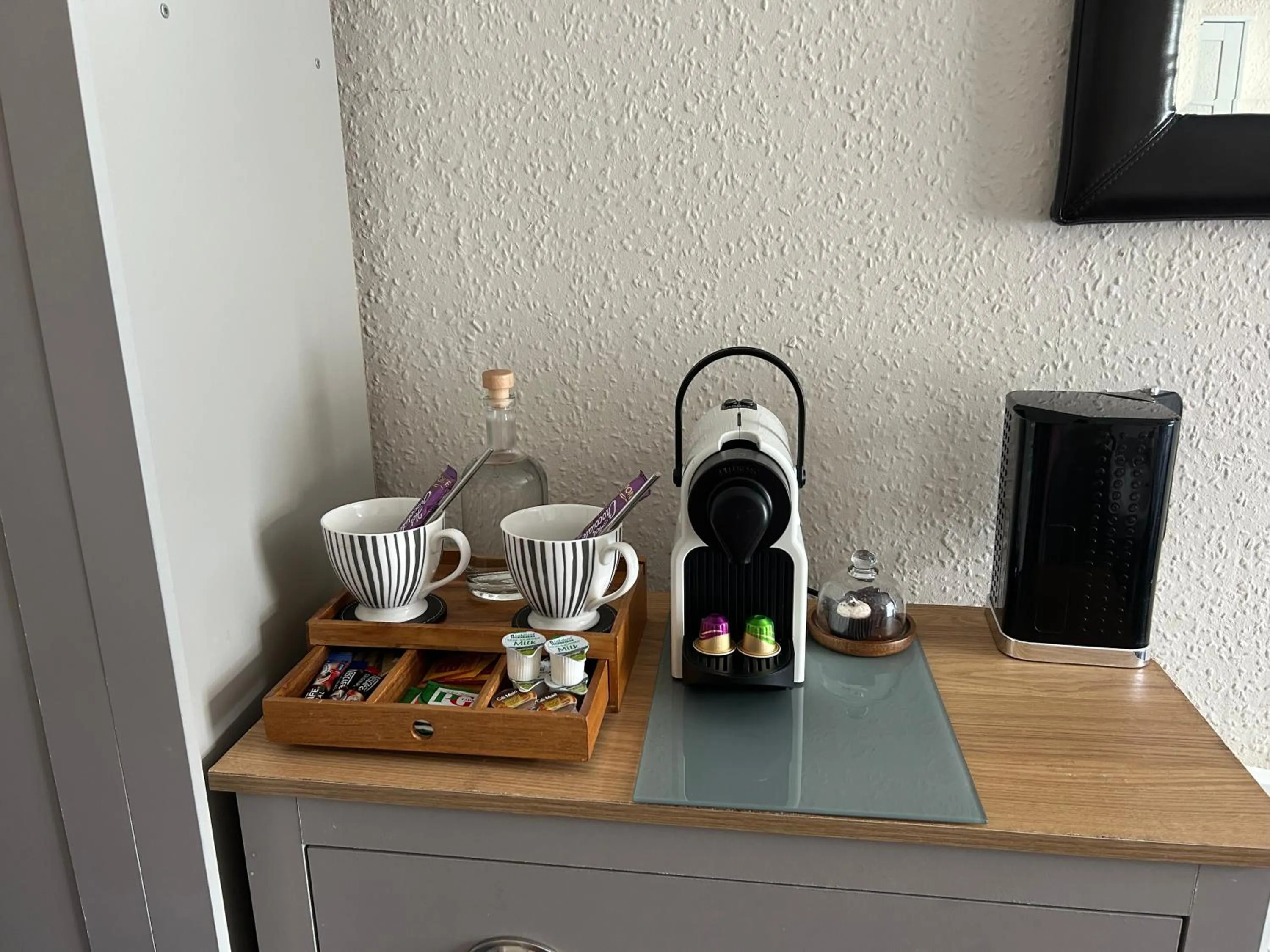 Coffee/tea facilities in The Old Brasserie & Rooms @ no.8