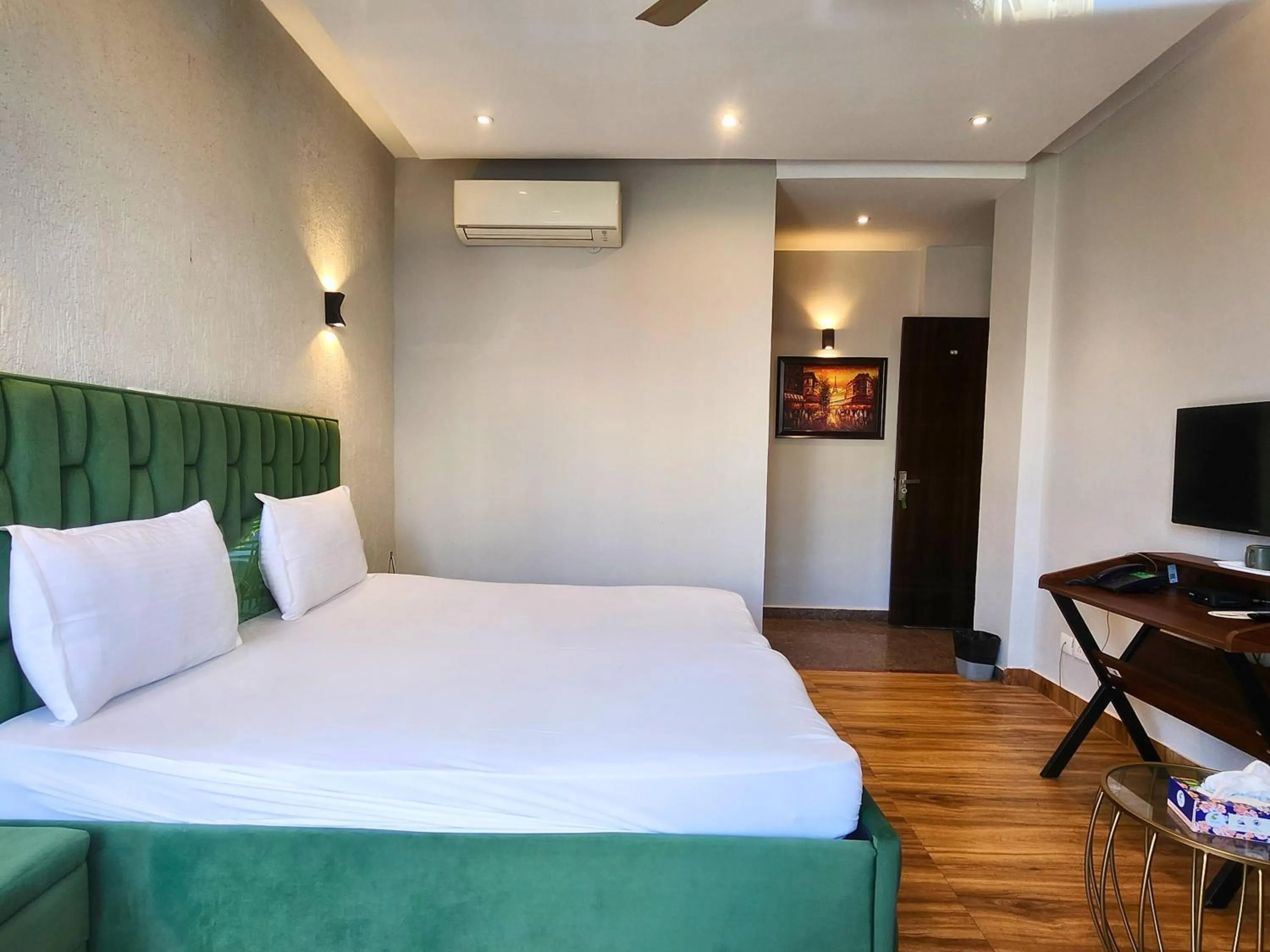 Bedroom, Bed in Hotel City Premier - Near Galleria Market , Super Mart-1 DLF Gurgaon