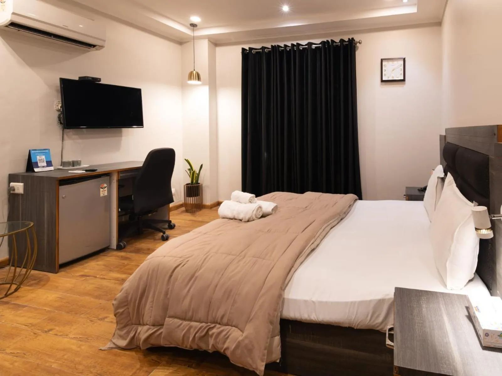 Bedroom, Bed in Hotel City Premier - Golf Course Road ,Gurgaon