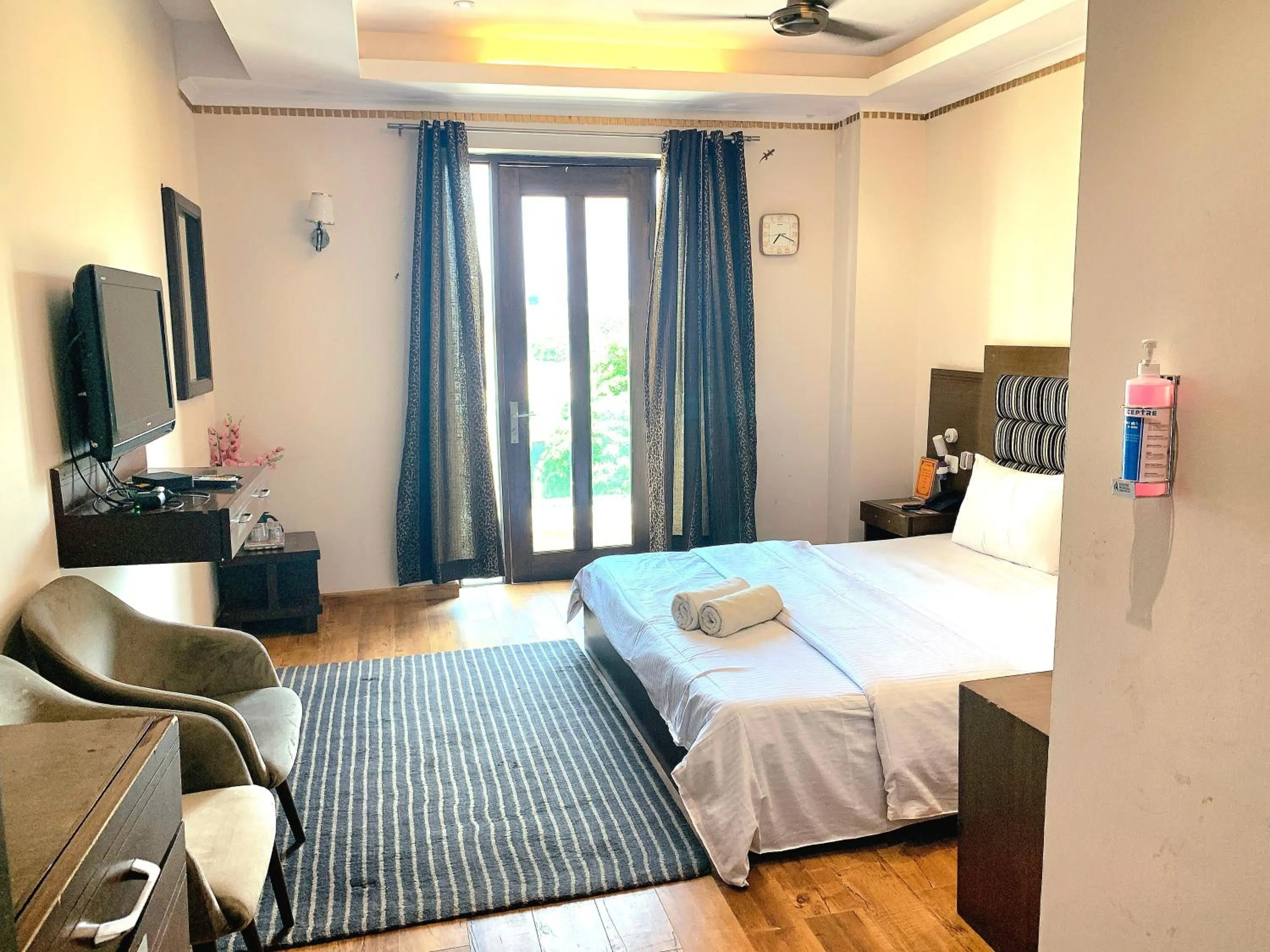 Bedroom, Bed in Hotel City Premier - Near Galleria Market , Super Mart-1 DLF Gurgaon