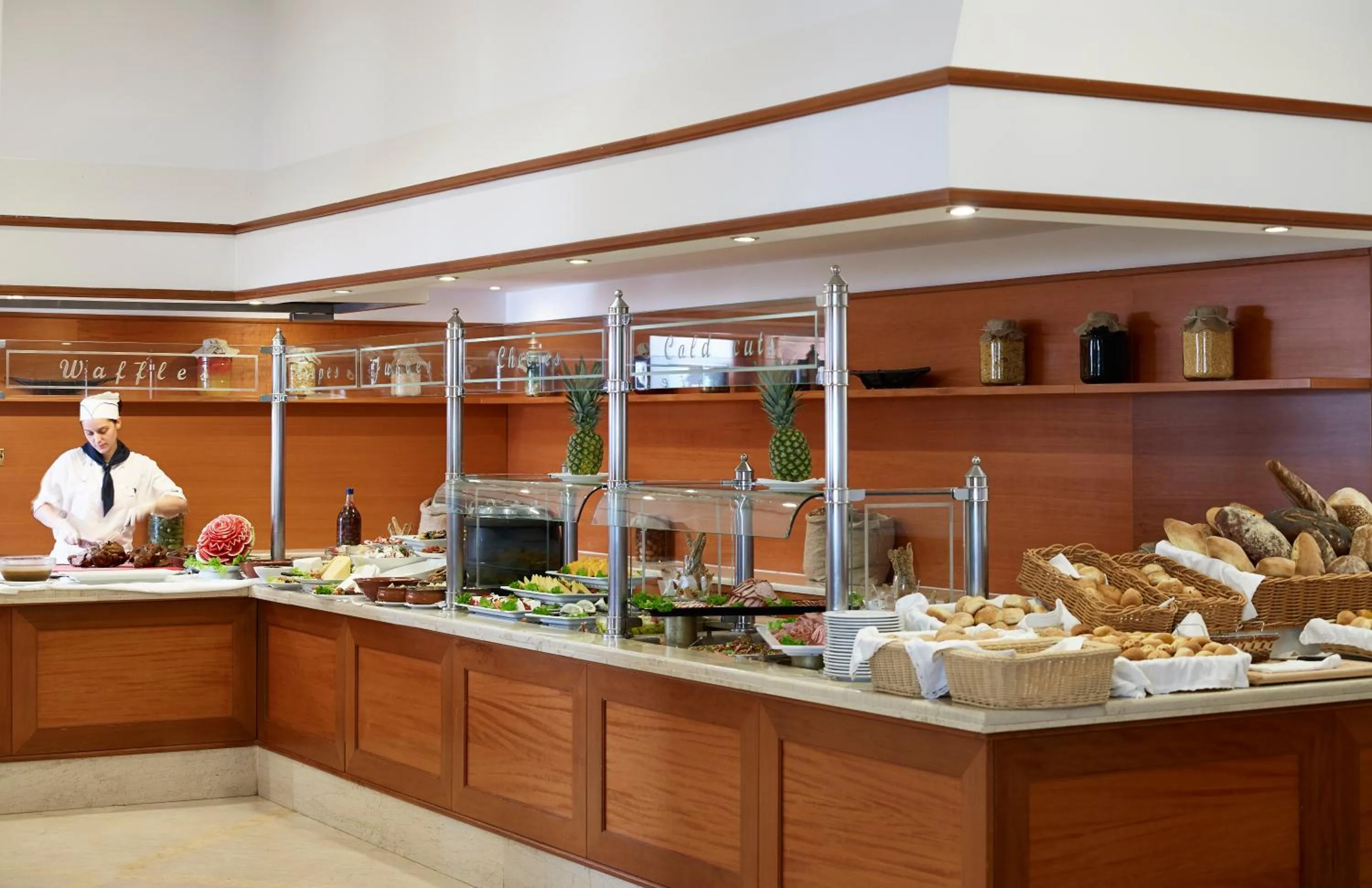 Restaurant/places to eat in Serita Beach Hotel