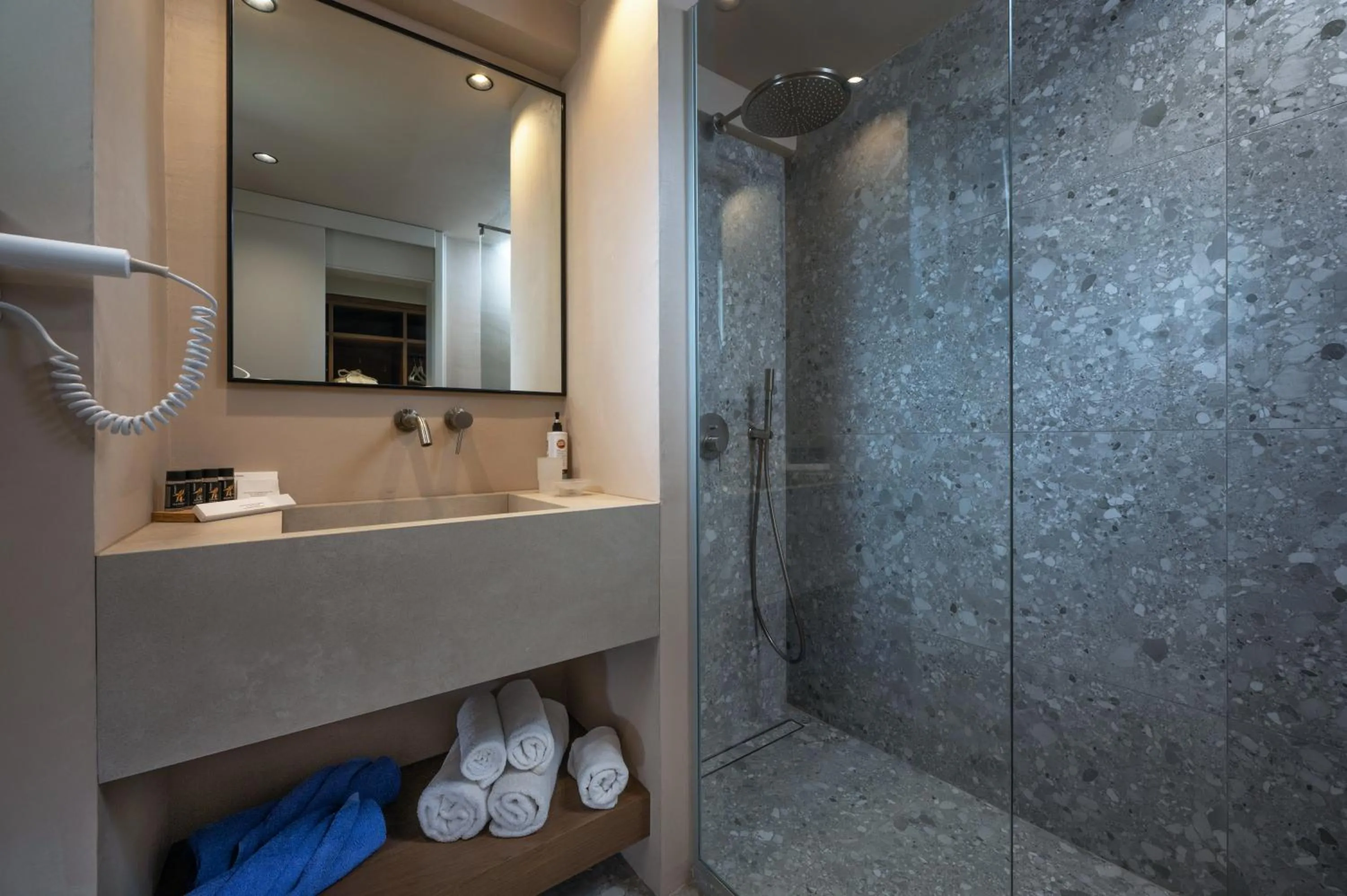 Shower in Oya Beach Resort