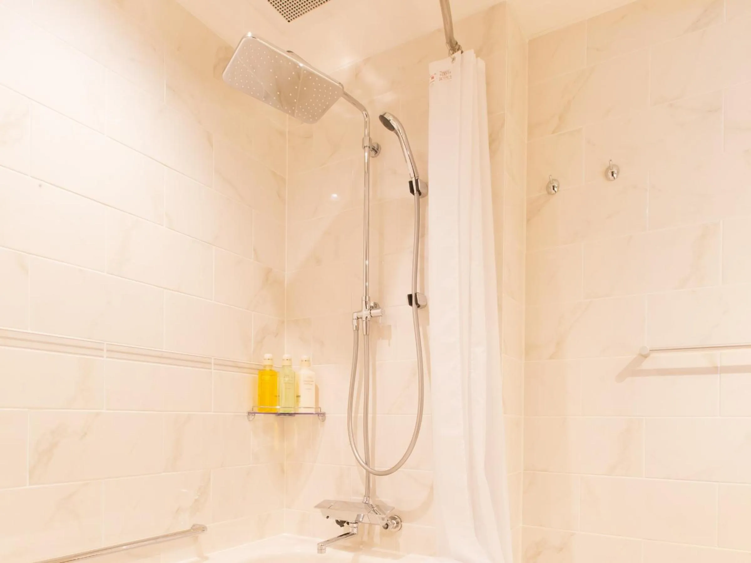 Shower in Hotel Shiki Utsubo Park