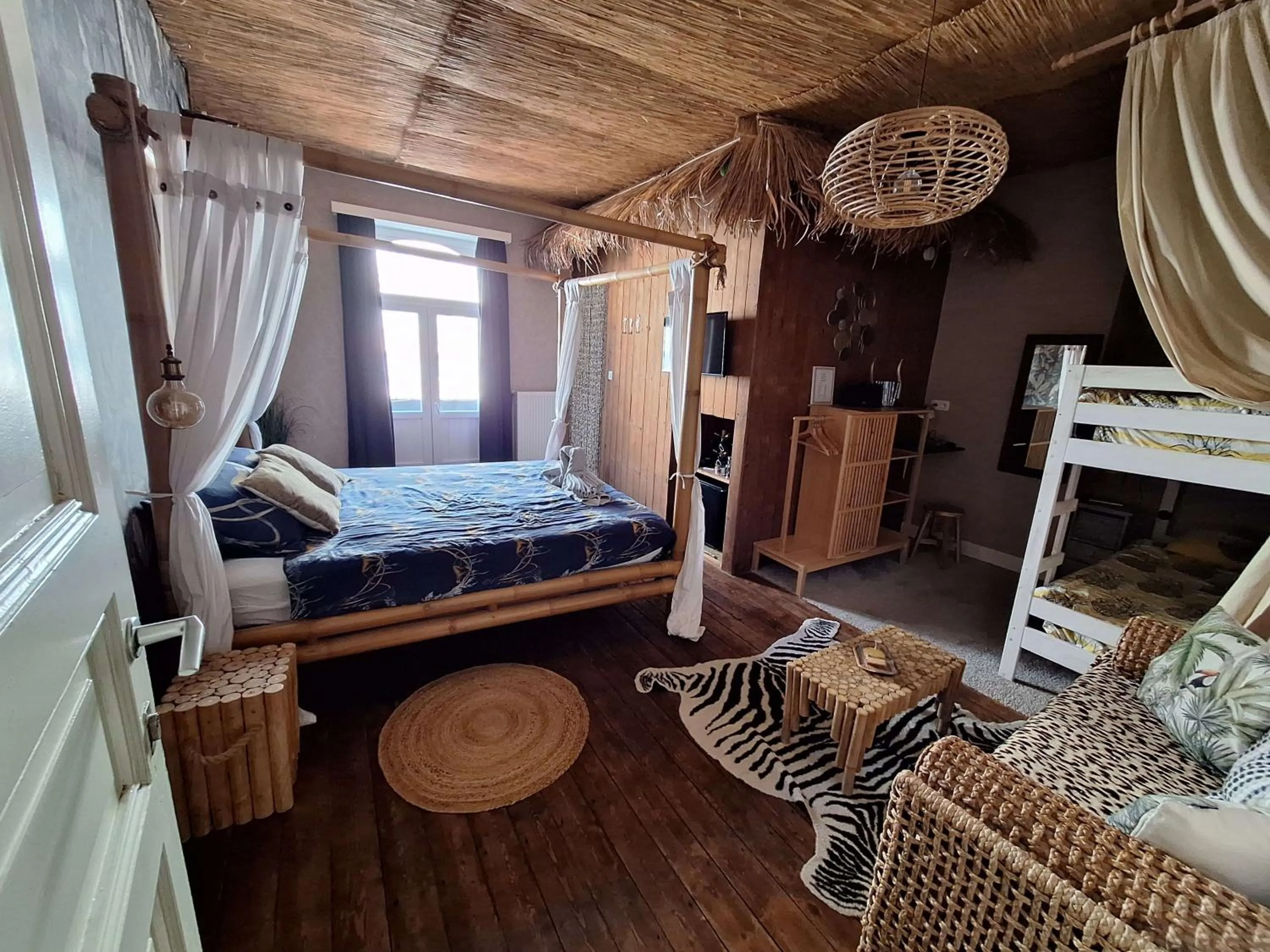 Photo of the whole room, Bed in "Chez Ba'Nus"