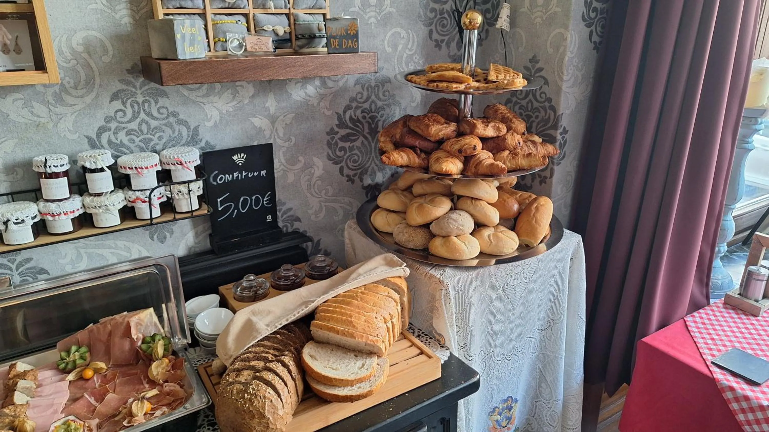 Buffet breakfast in "Chez Ba'Nus"