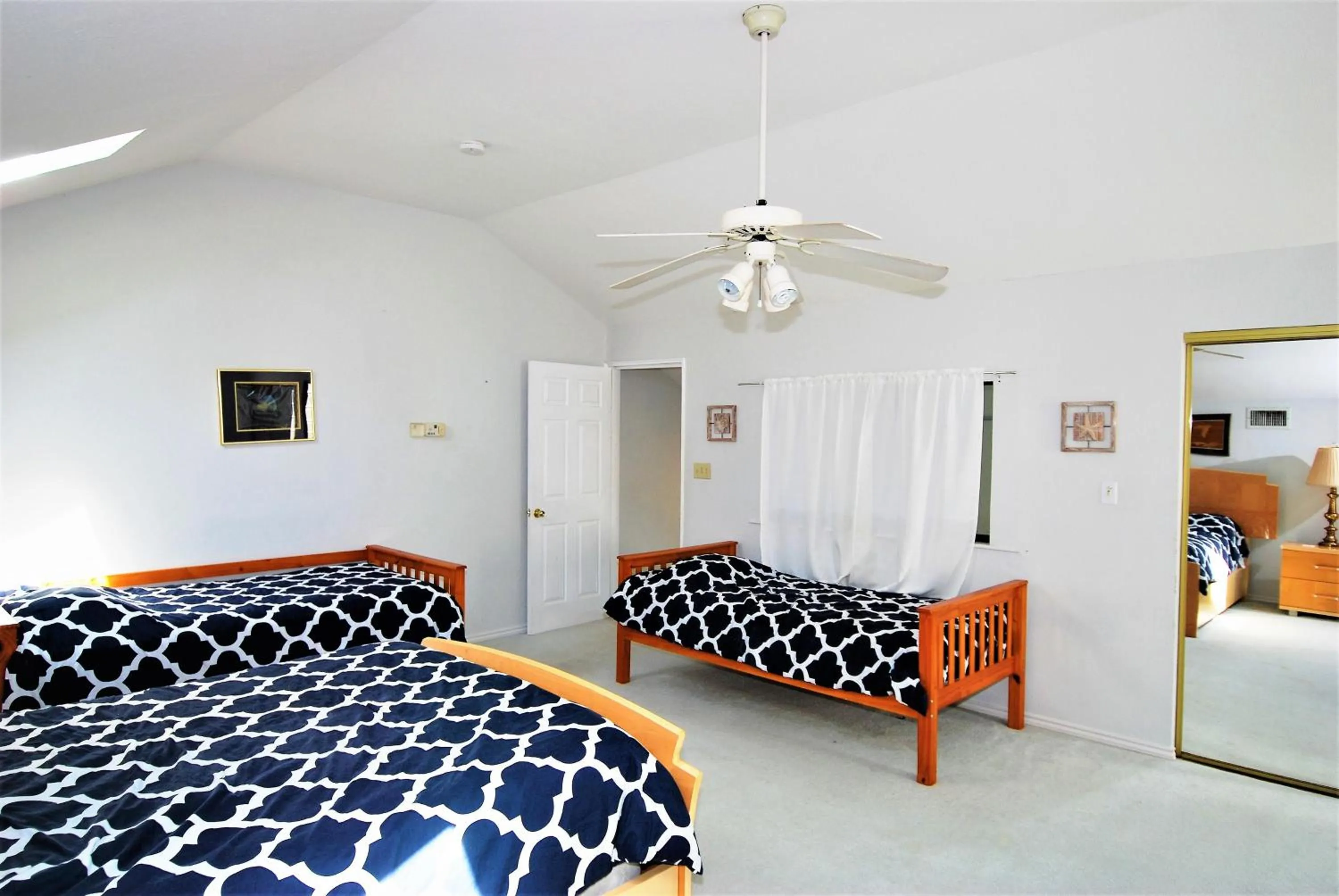 Bedroom, Bed in 108 West Morningside Townhouse