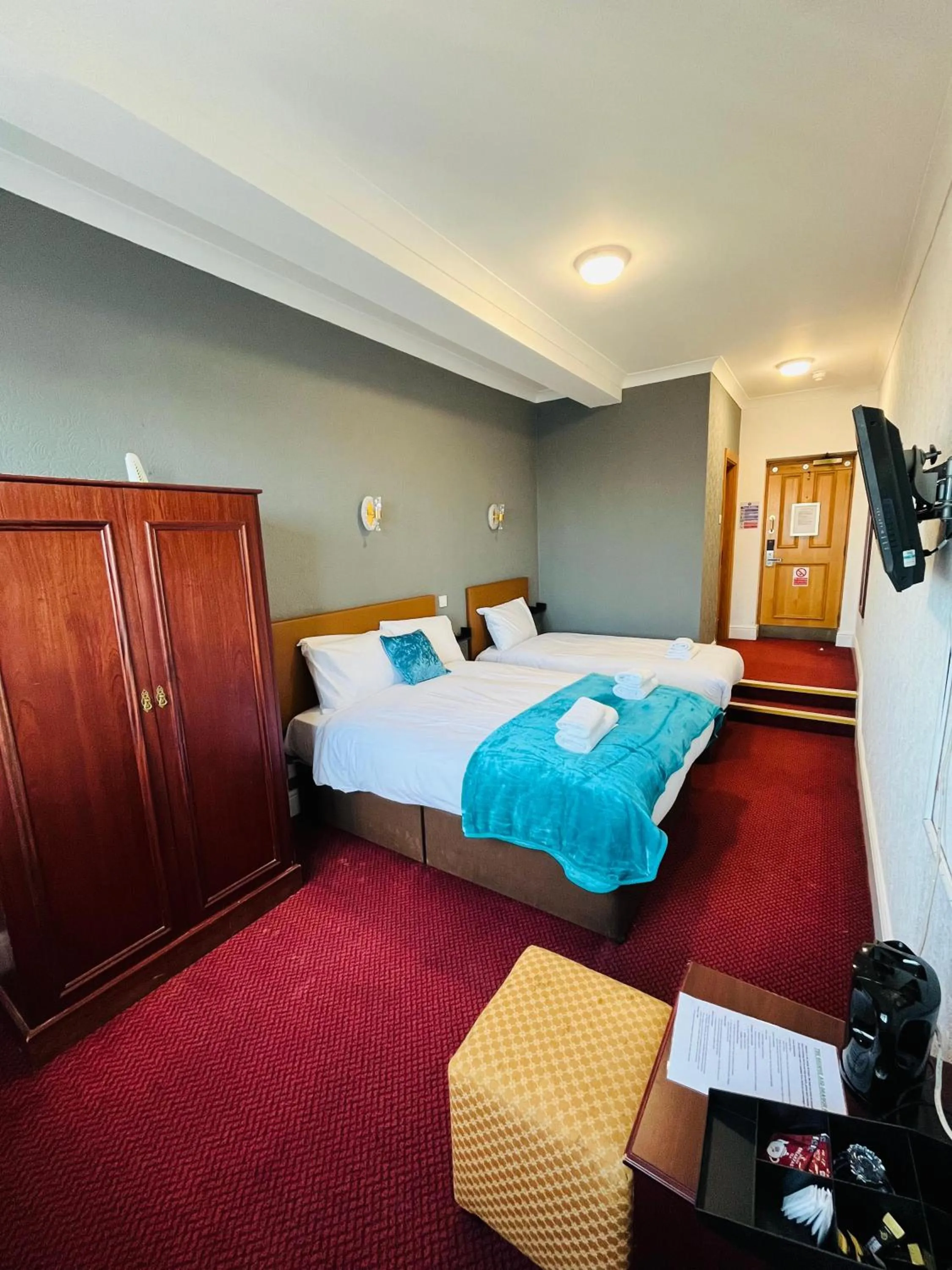 Bedroom, Bed in George And Dragon Place