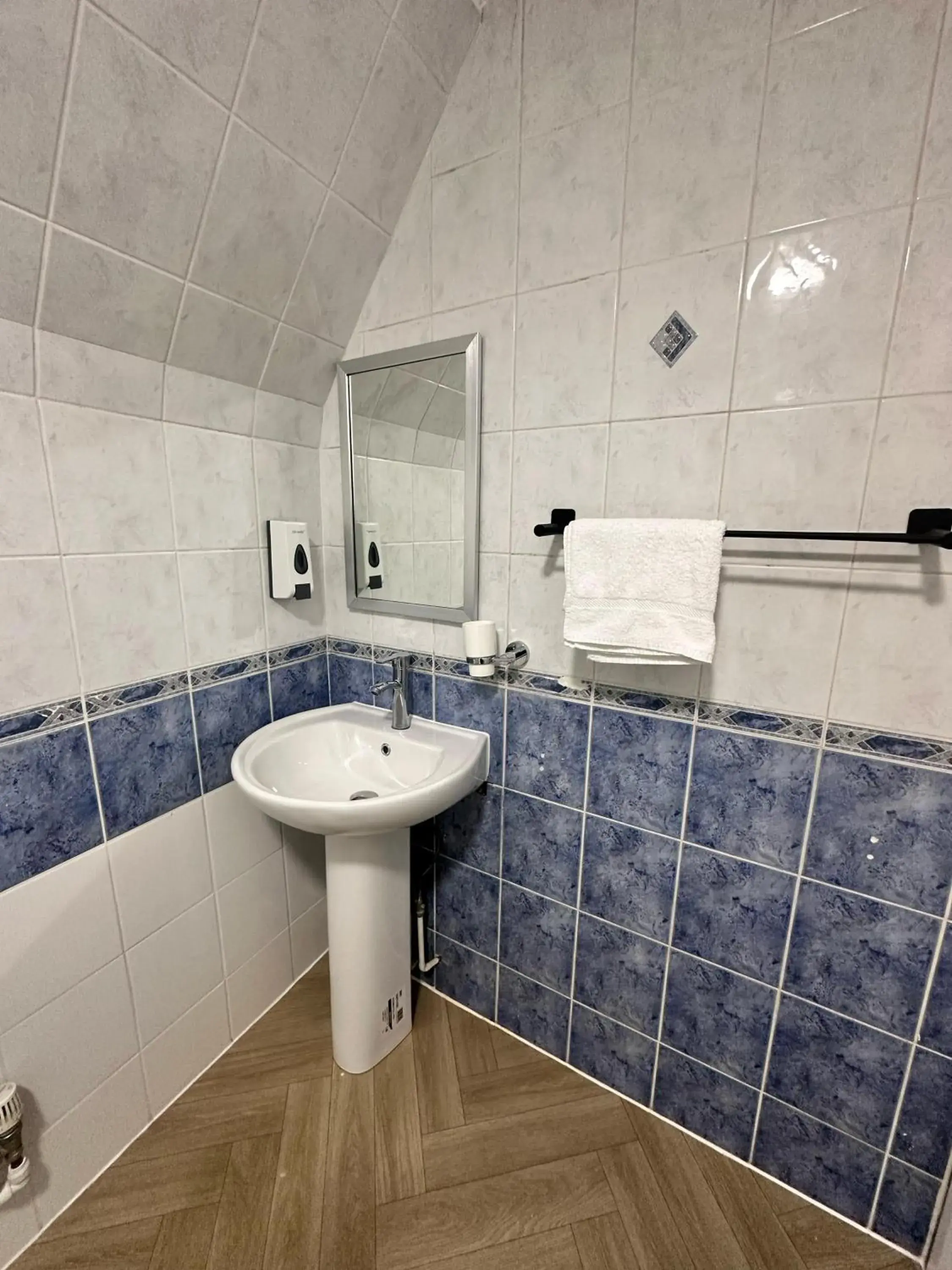 Double Room with Shared Bathroom in George And Dragon Place Double Room with Shared Bathroom in George And Dragon Place