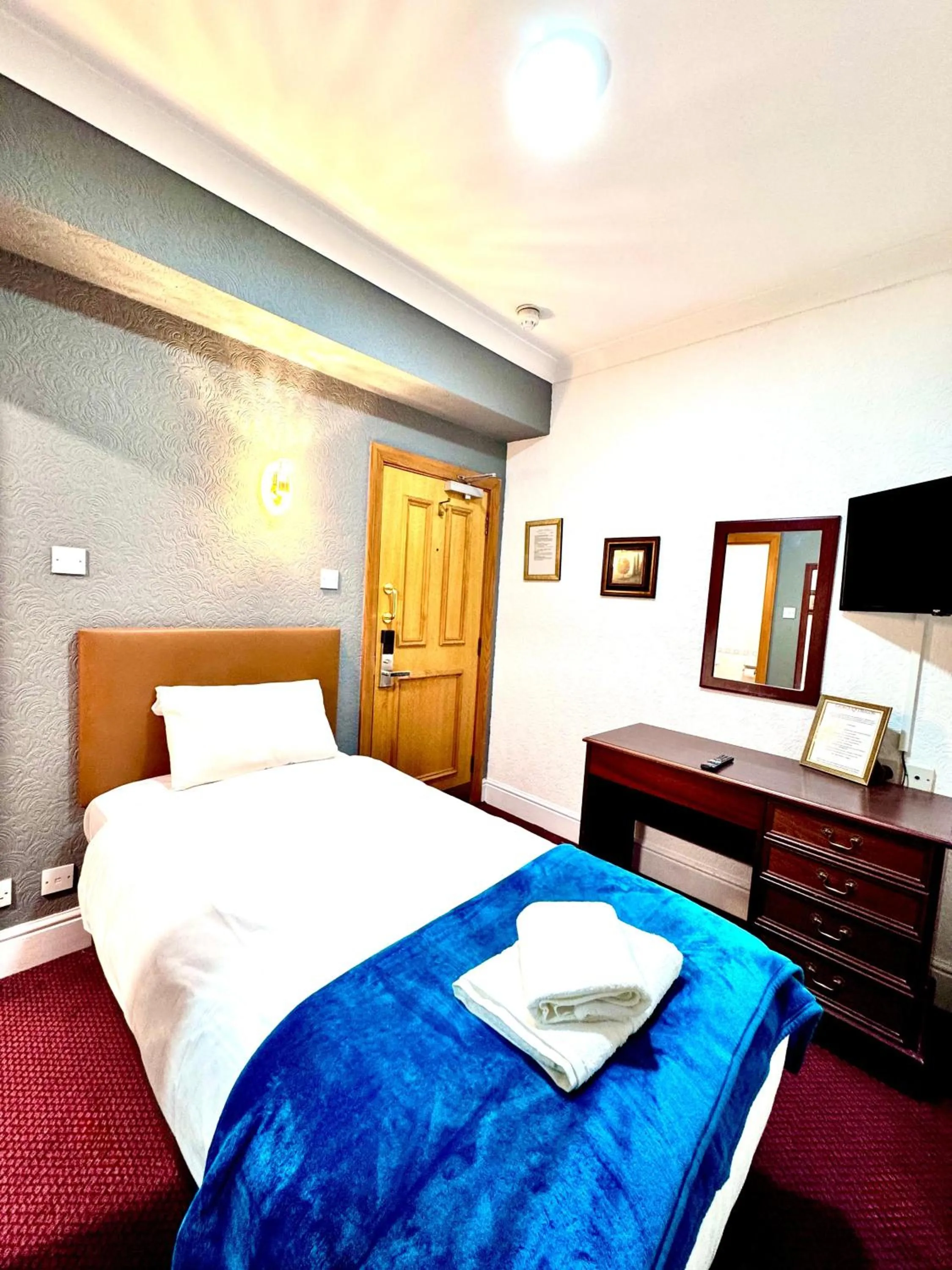 Bedroom, Bed in George And Dragon Place