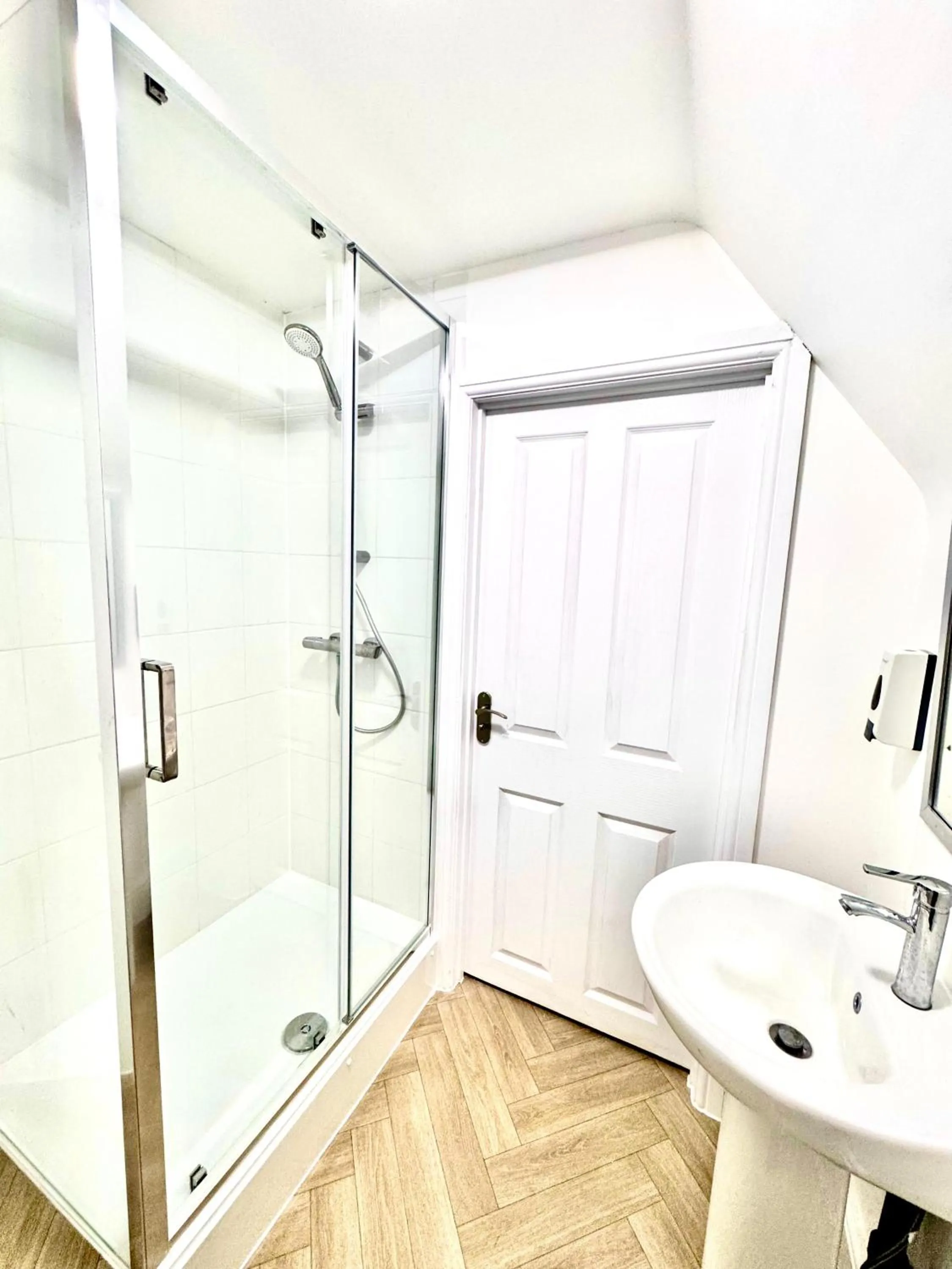 Shower in George And Dragon Place