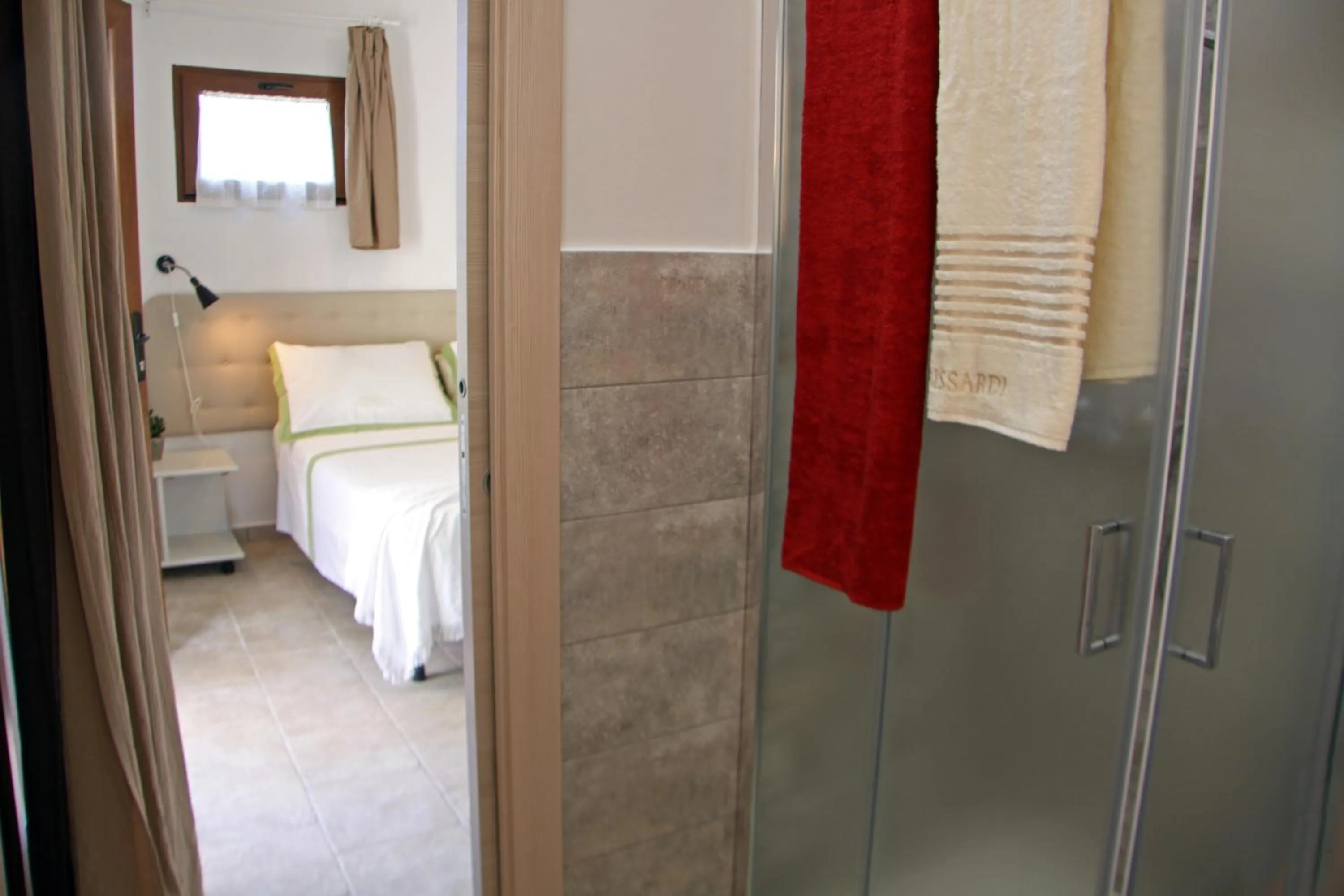 Bathroom, Bed in B&B Villa Sofia