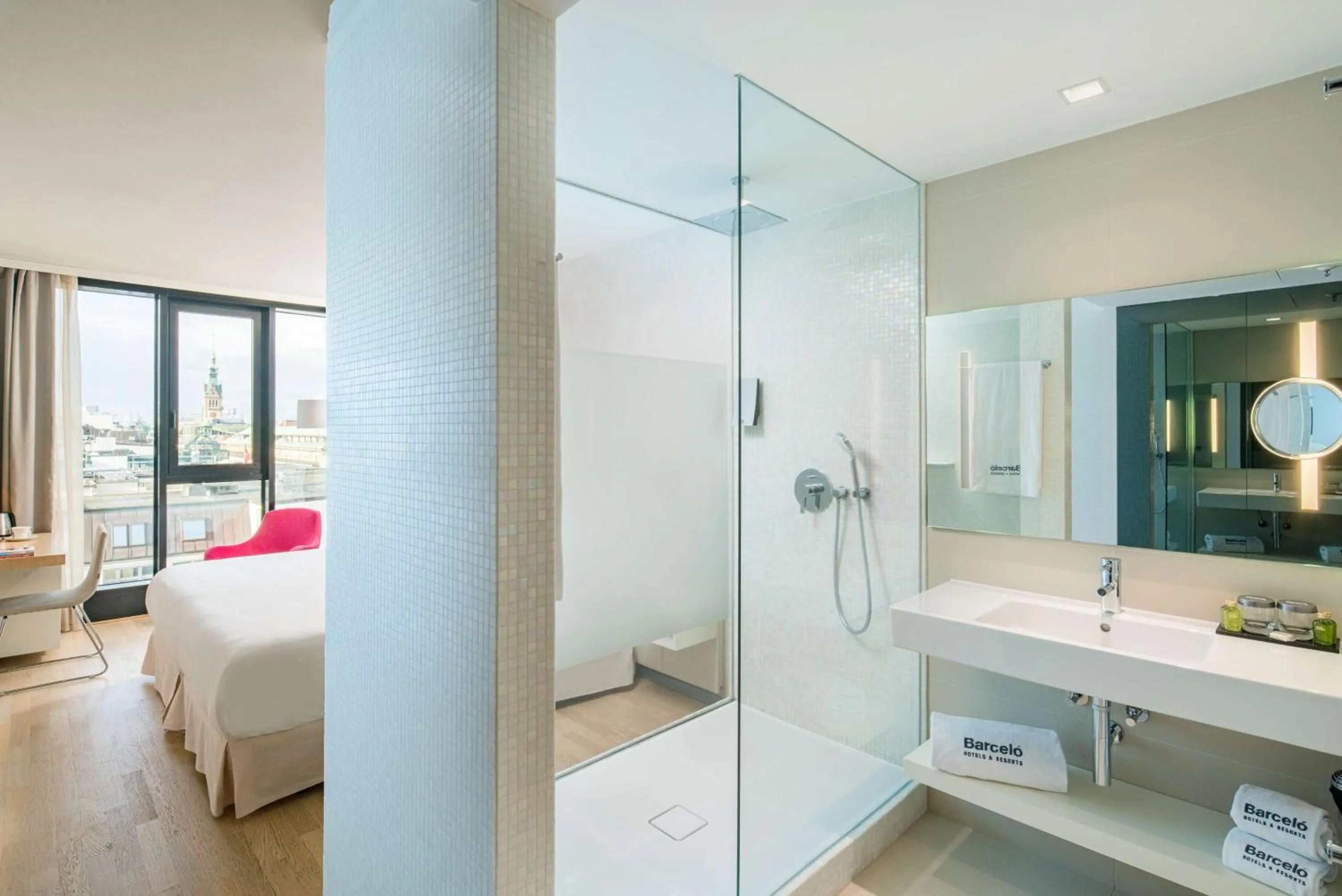 Bathroom, Bed in Barceló Hamburg