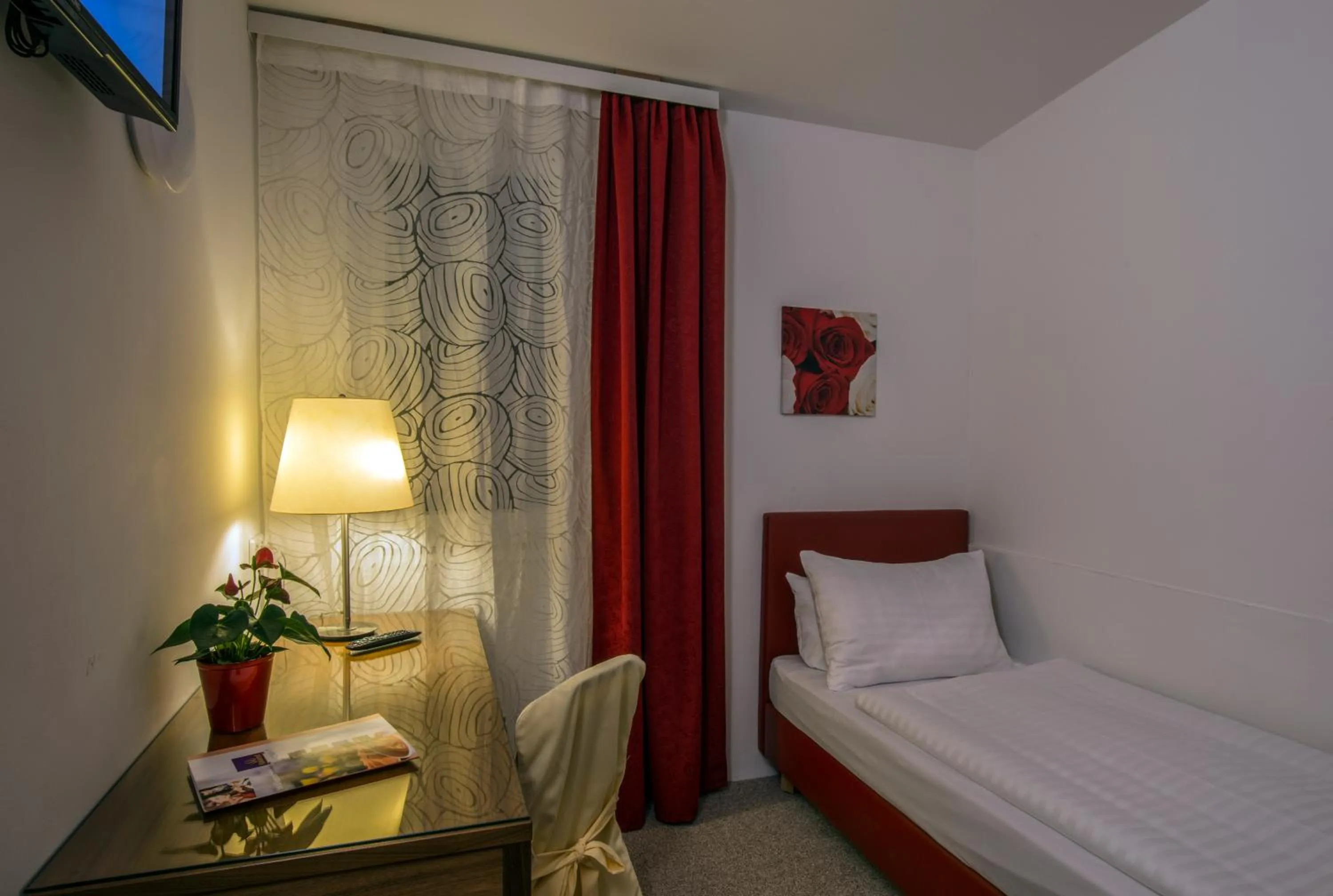 Photo of the whole room, Bed in Kaiserrast