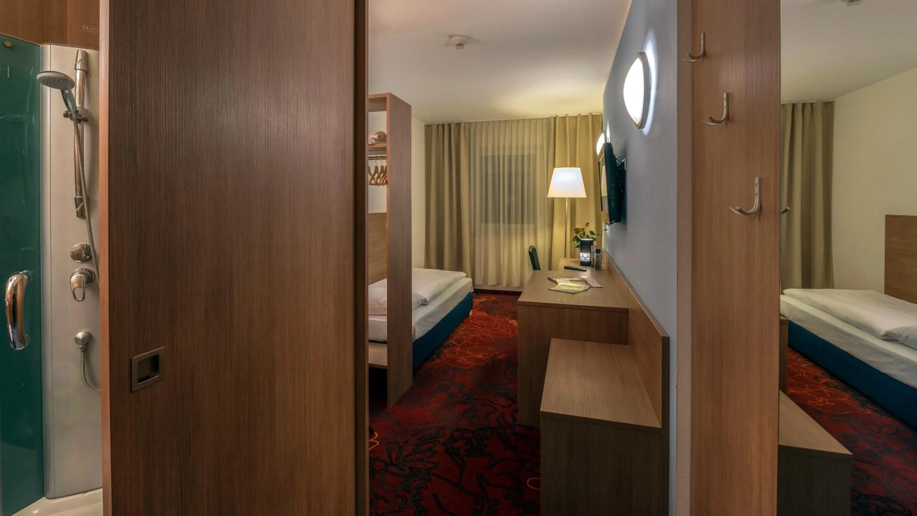 Photo of the whole room, Bed in Kaiserrast