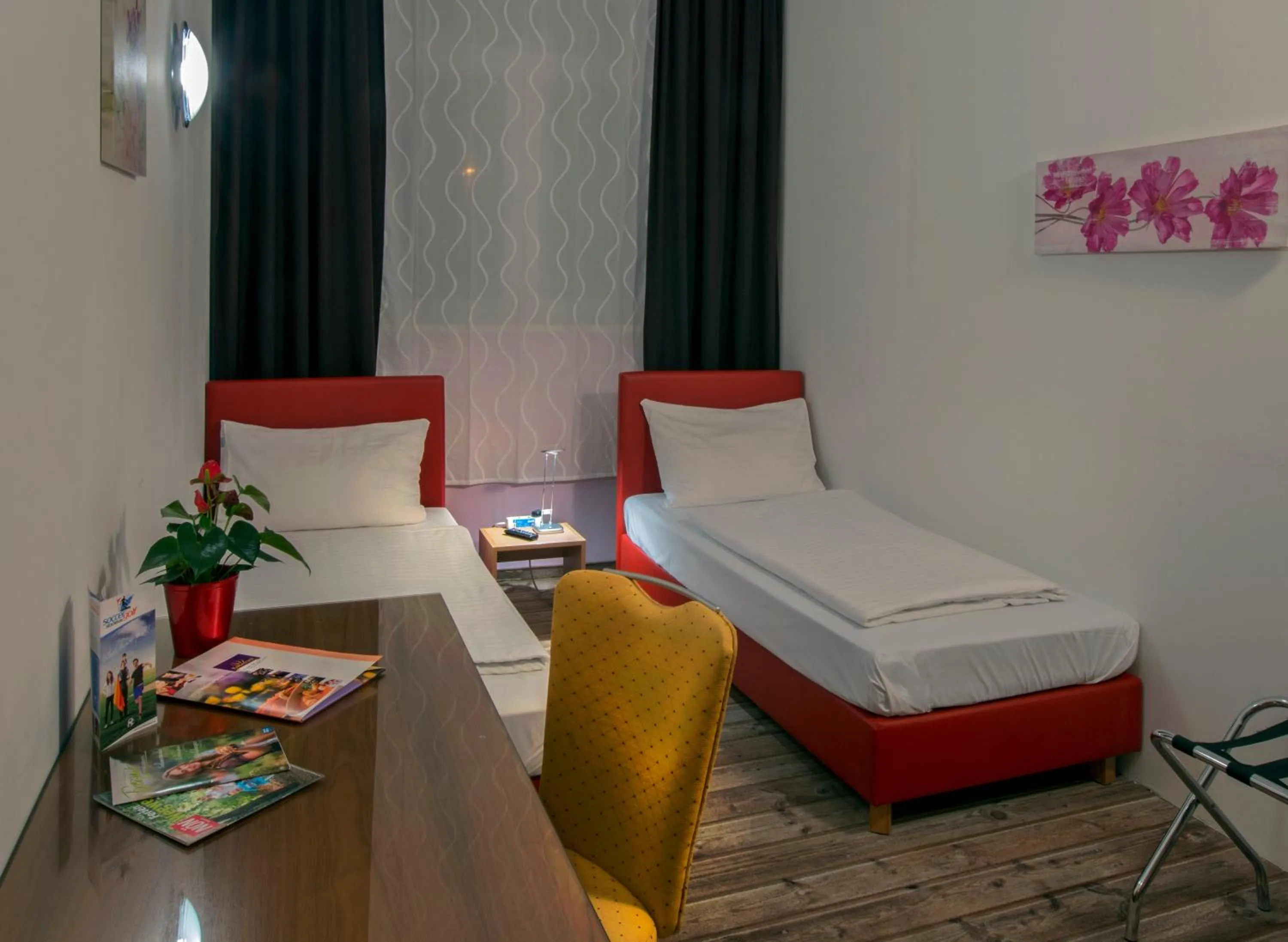 Photo of the whole room, Bed in Kaiserrast