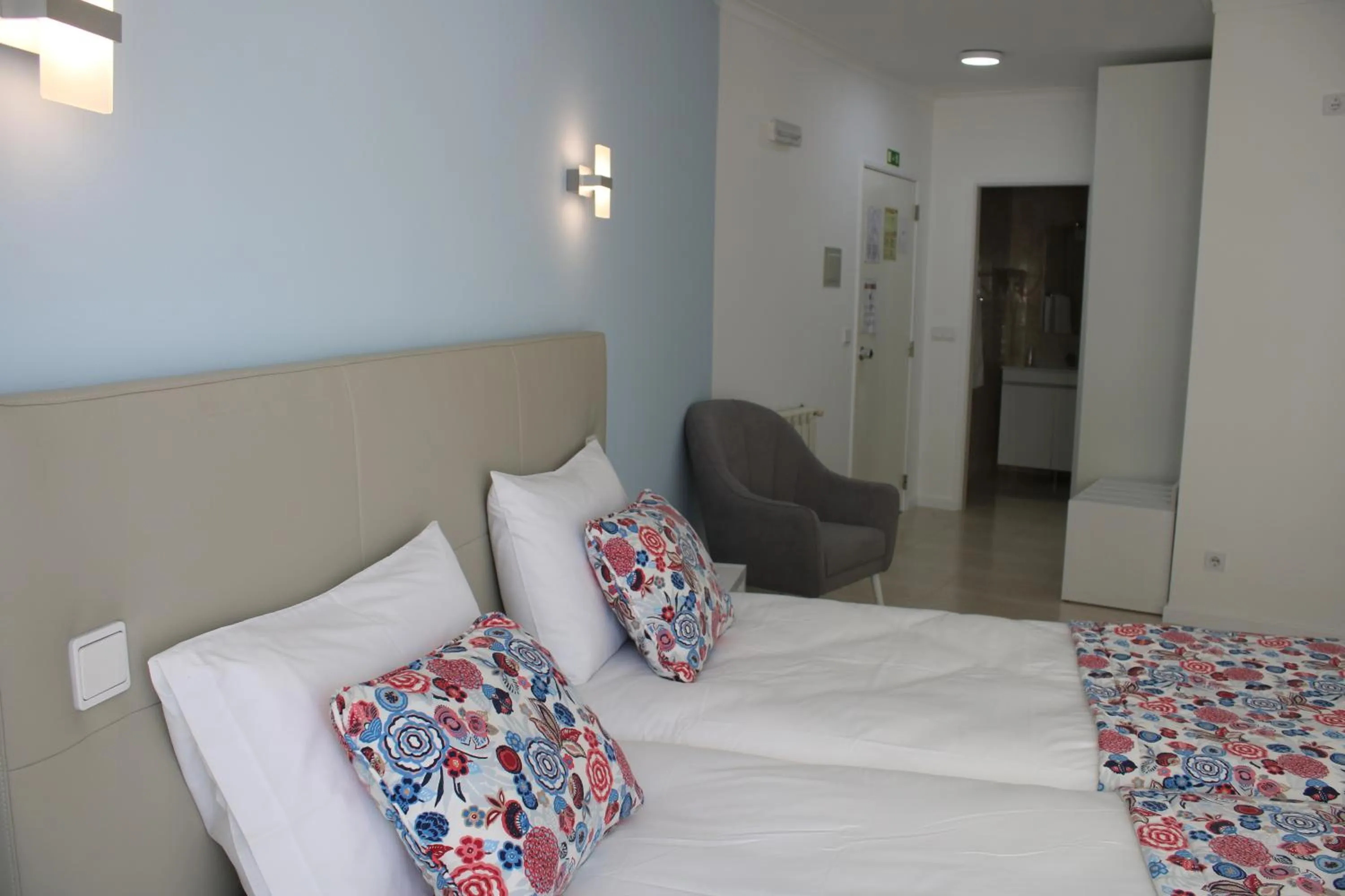 Toilet, Bed in Hotel Ancora Mar