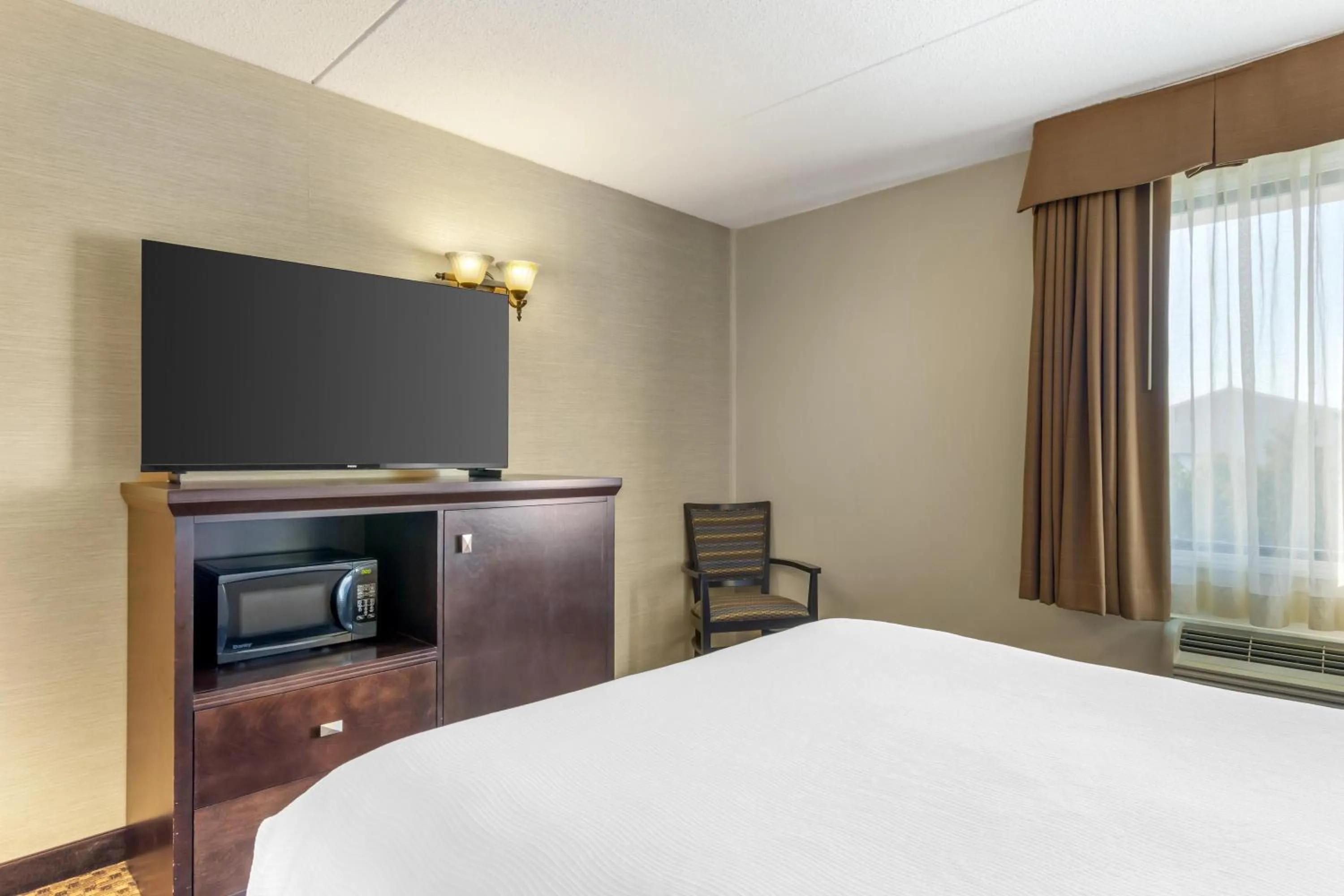 Bedroom, Bed in Best Western Plus Dryden Hotel and Conference Centre