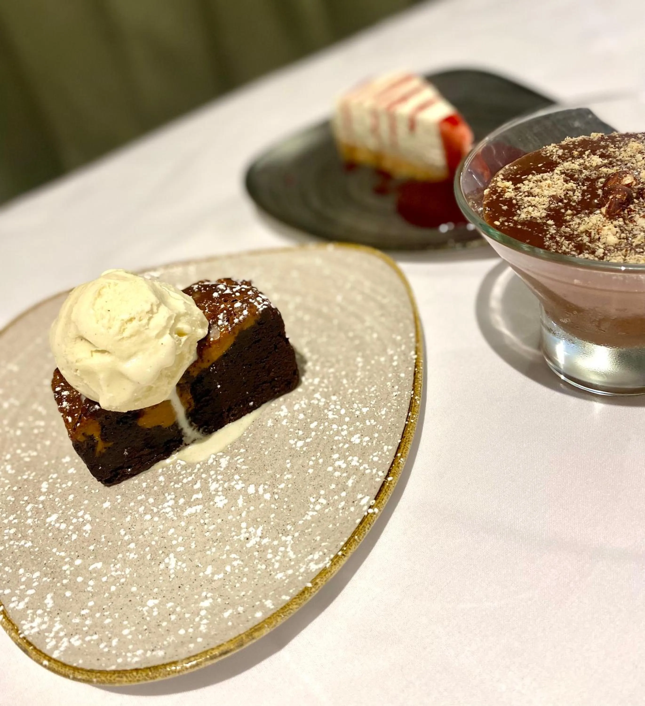 Restaurant/places to eat in Lion Hotel