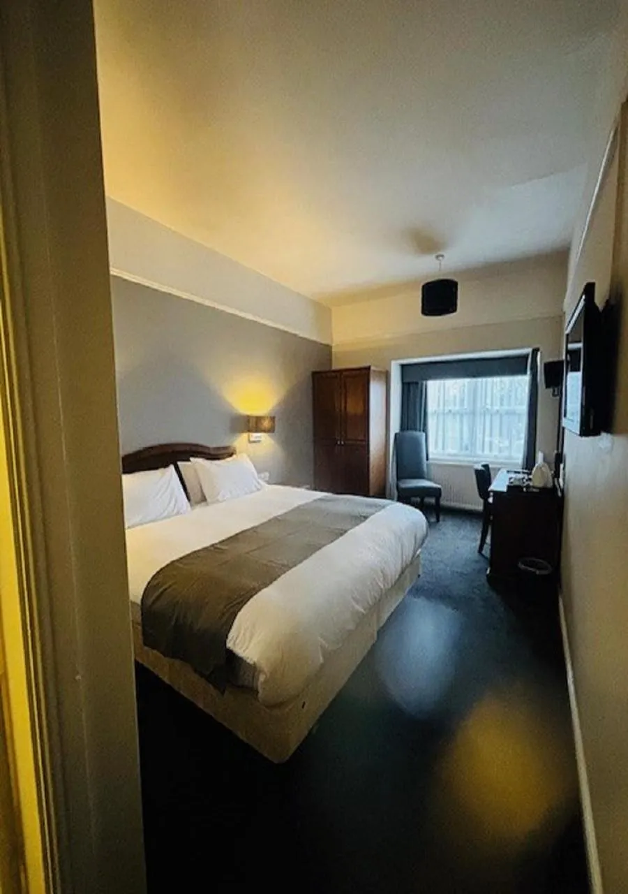 Bedroom, Bed in Lion Hotel