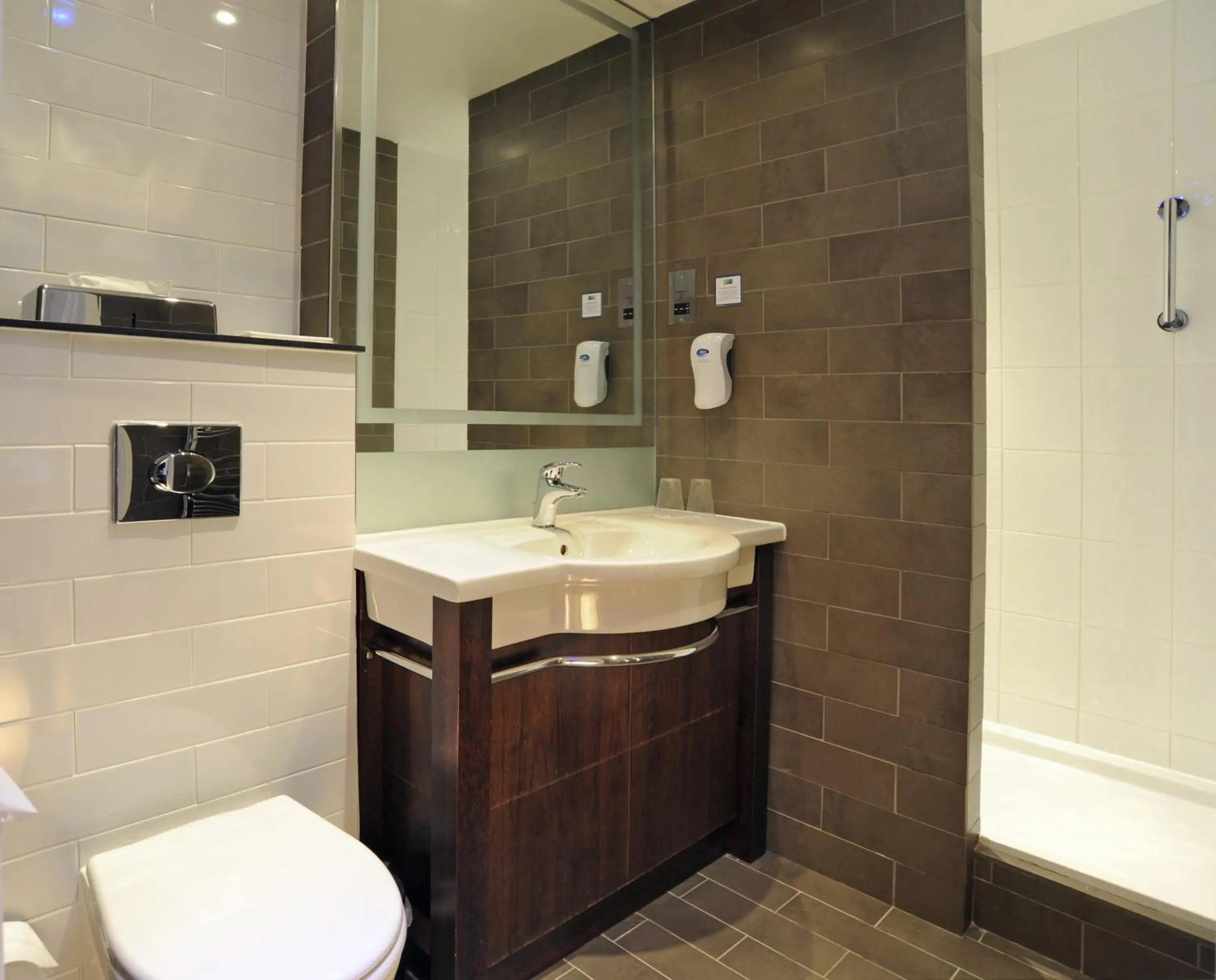 Bathroom in Holiday Inn Express Crewe