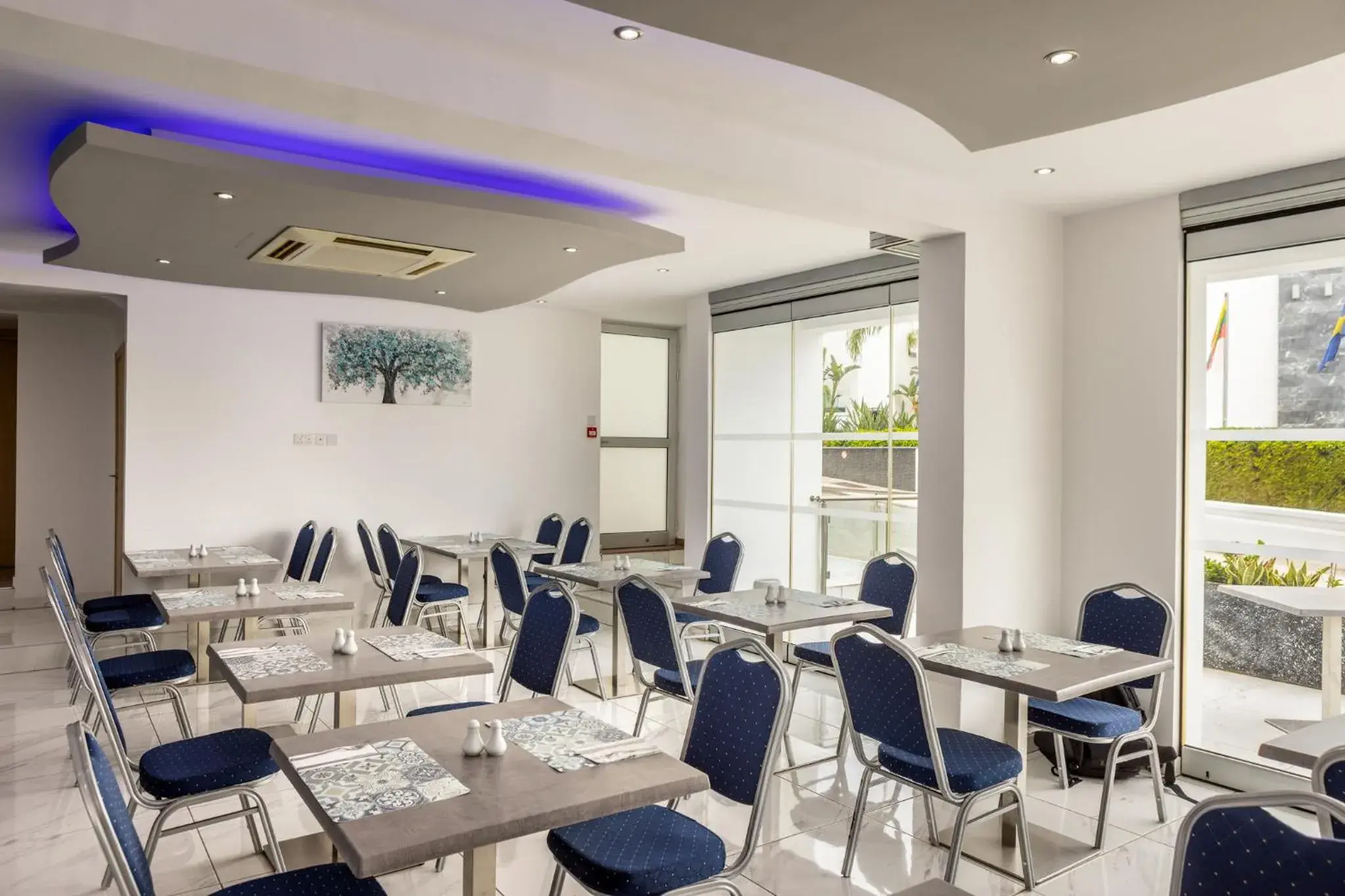 Restaurant/places to eat in Milea Hotel Restaurant/places to eat in Milea Hotel