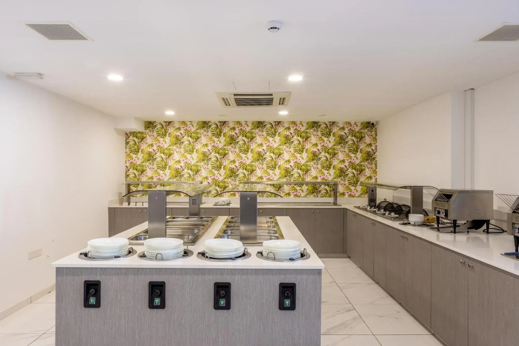 Restaurant/places to eat in Milea Hotel Restaurant/places to eat in Milea Hotel