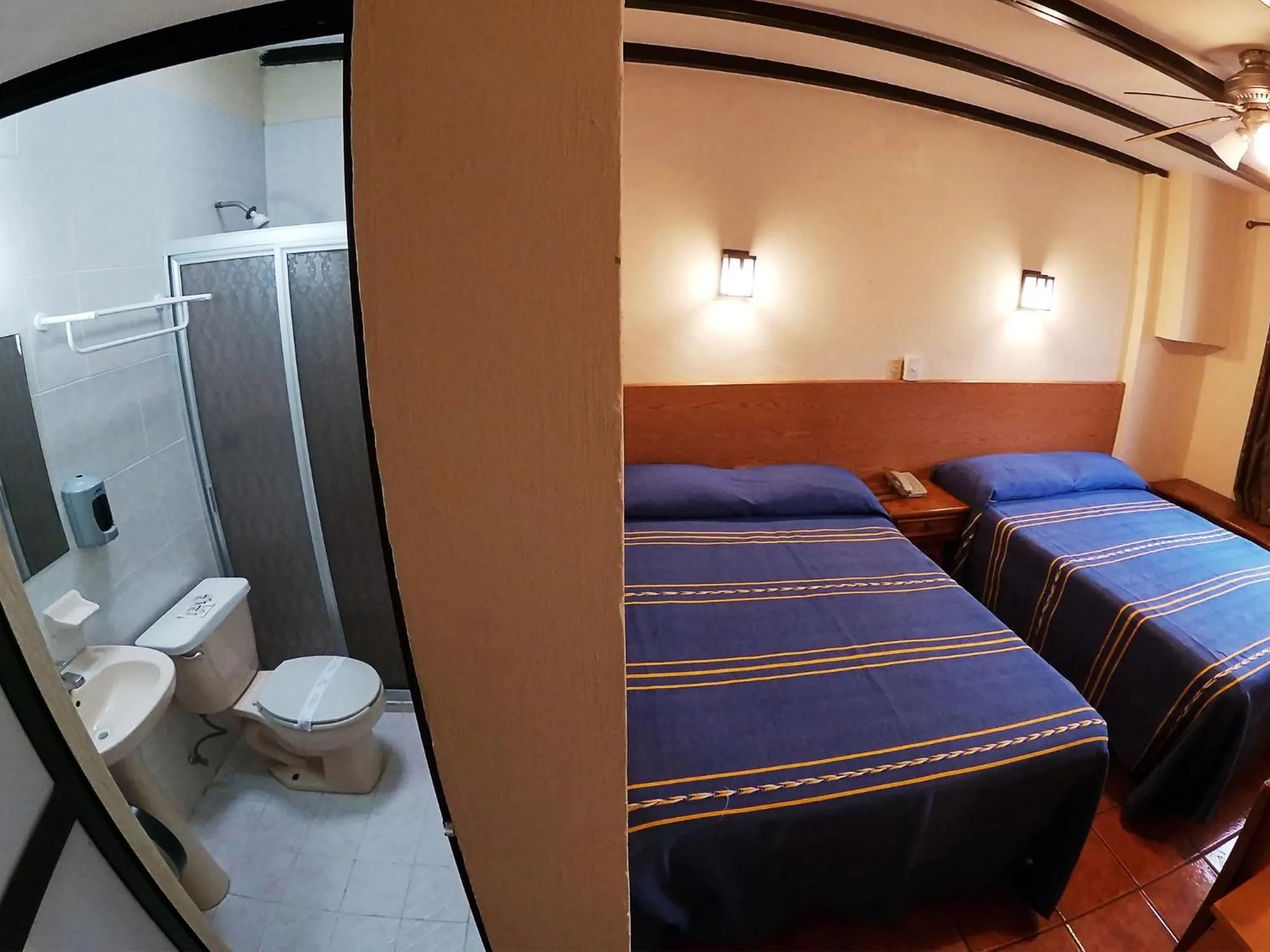 Bathroom, Bed in Hotel el Carmen, Morelia