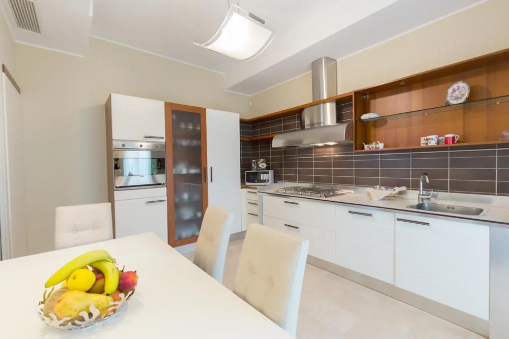 Kitchen or kitchenette in Aparthotel England